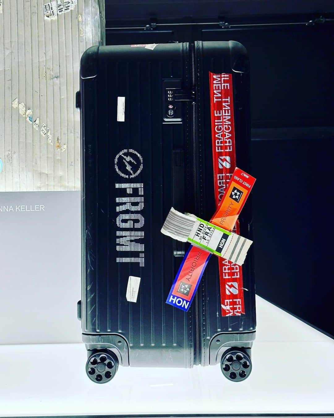 大川竜弥さんのインスタグラム写真 - (大川竜弥Instagram)「RIMOWAの誕生125周年を記念したイベントスペースにおじゃましました🧳  RIMOWAの歴史や製品、さまざまなコラボ作品がシャレオツに飾られた展示に興奮の連続。RIMOWAユーザーも、そうじゃない人も、満足すること間違いなしの空間です。パンフレットとステッカーをもらったのですが、これが無料はごいすー！  実は、長年憧れていたRIMOWAを今年ゲット。はじめての旅は、先日撮影で訪れた香港でした。傷やへこみまで愛らしく感じられるRIMOWAのスーツケース、大切に使います。  RIMOWAさん、お仕事ください。  #rimowa #neweracap #h_beautyandyouth #calvinklein #zara #nike #airjordan1 #aj1 #mensfashion #mensstyle #mensoutfit #menswear #fashioninspiration #styleinspiration #ootd #streetstyle #casualstyle」6月12日 1時27分 - ryumagazine