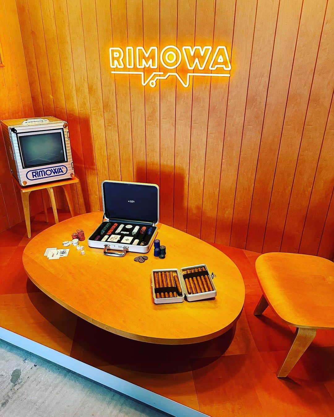 大川竜弥さんのインスタグラム写真 - (大川竜弥Instagram)「RIMOWAの誕生125周年を記念したイベントスペースにおじゃましました🧳  RIMOWAの歴史や製品、さまざまなコラボ作品がシャレオツに飾られた展示に興奮の連続。RIMOWAユーザーも、そうじゃない人も、満足すること間違いなしの空間です。パンフレットとステッカーをもらったのですが、これが無料はごいすー！  実は、長年憧れていたRIMOWAを今年ゲット。はじめての旅は、先日撮影で訪れた香港でした。傷やへこみまで愛らしく感じられるRIMOWAのスーツケース、大切に使います。  RIMOWAさん、お仕事ください。  #rimowa #neweracap #h_beautyandyouth #calvinklein #zara #nike #airjordan1 #aj1 #mensfashion #mensstyle #mensoutfit #menswear #fashioninspiration #styleinspiration #ootd #streetstyle #casualstyle」6月12日 1時27分 - ryumagazine