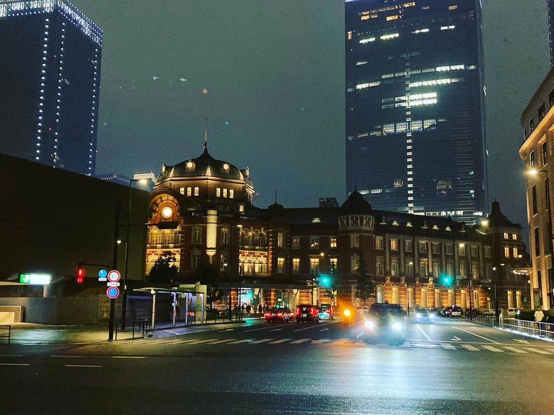 のインスタグラム：「世界が　視野が狭くなってたことに気づかせてもらった  自由に動けないのがつらいのでは？こと気づかせてもらった  自分を、人を、もっとわかり合いたい。  私が私として自分に満足できるよう、 さてどうしようかな😛  そんな真夜中🌙  #東京　#東京駅　#東京ミッドナイトクルージングクラブ  #yonayonaweekenders #自己肯定感  #tokyo #tokyostation #도쿄 #도쿄역」