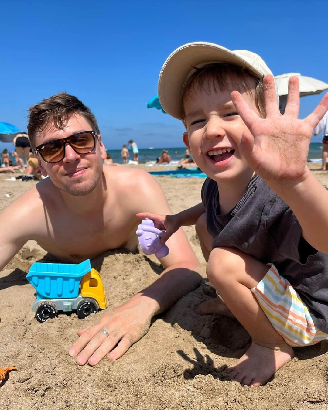 キリル・ハリャヴィンさんのインスタグラム写真 - (キリル・ハリャヴィンInstagram)「Like Father, Like Son❤️‍🔥  📍Malvarrosa, Valencia, Spain」6月12日 1時41分 - kirill_khalyavin