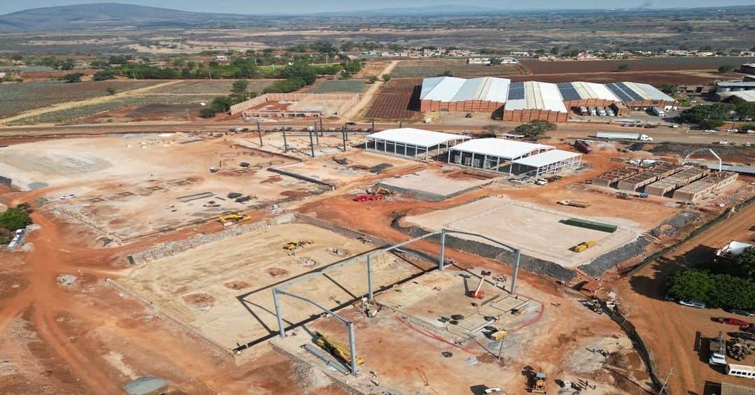 ドウェイン・ジョンソンのインスタグラム：「🏗️ Ladies & gentleman, check out these incredible drone images I just received ✈️ 🎥   The first of its kind, massive TEREMANA TEQUILA CAMPUS & NEW DISTILLERY‼️🤯🤯  I created Teremana to be a legacy brand for generations to enjoy! And where we, as tequila makers can be forever proud of the quality product we produce and deliver.   Teremana has been blessed to have shattered records across the spirits business and is the fastest growing spirit ever in U.S. history 🙏🏾  Construction plans have been accelerated based on the extraordinary demand for our tequila.   I can’t wait to get back to Mexico, so I can raise a Teremana toast to you guys and show you this beautiful Teremana campus & distillery once it’s complete‼️🥃🏢   ~ dj  founder  #TeremanaCampus  #DestileriaTeremanaDeAgave2 🇲🇽  #TequilaOfThePeople」