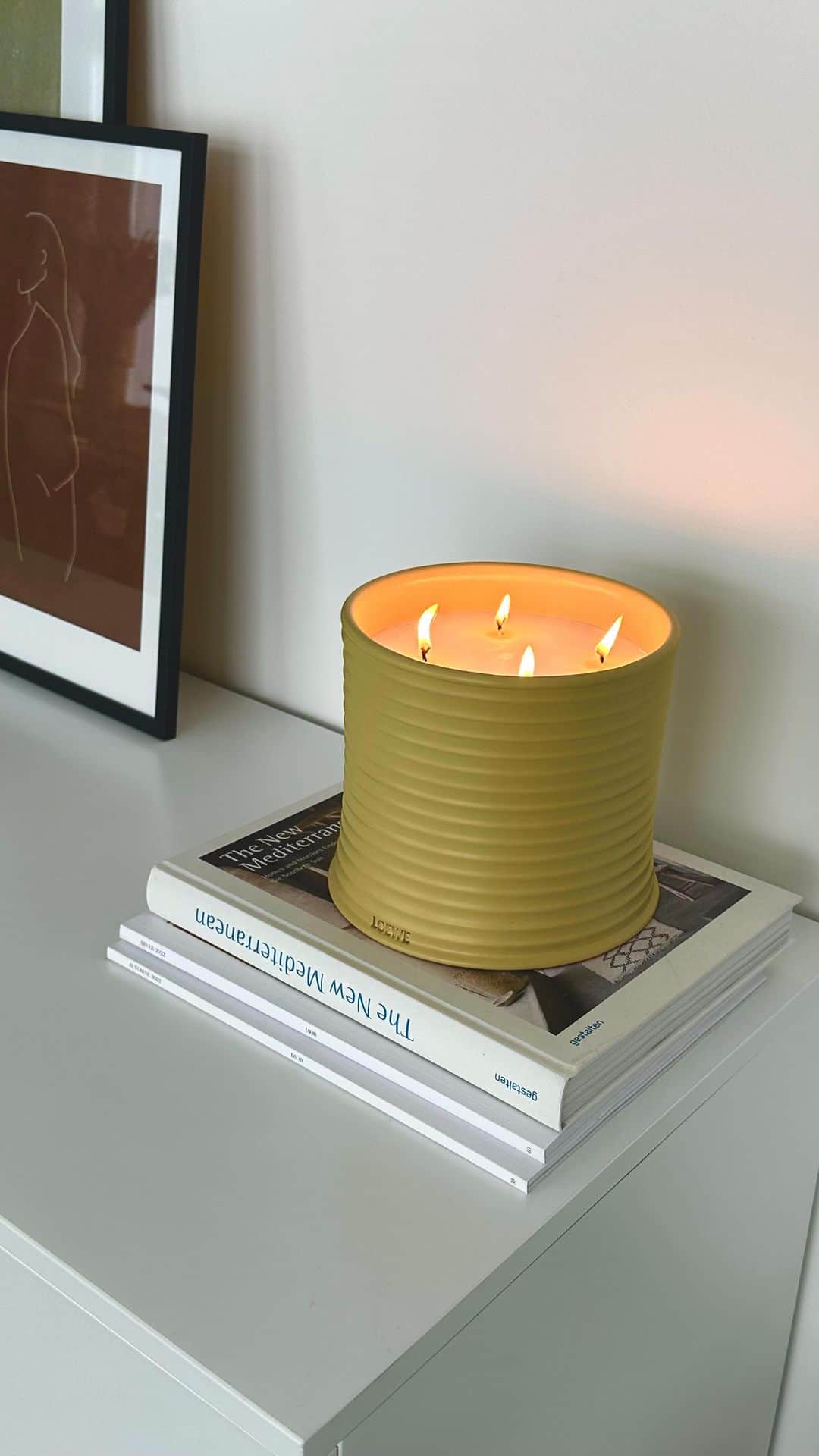 sananasのインスタグラム：「Hey … breath🕯️Et mes favoris de ces deux derniers mois sont en ligne donc c’est le moment de se relaxer devant 😜 En plus il y a une grosse partie spéciale été ! Make up, séries, livres, soins, cheveux , maison … tout y est 👌🏻  #Loewe #Loewecandle #Honeysucklecandle  #Unboxing」
