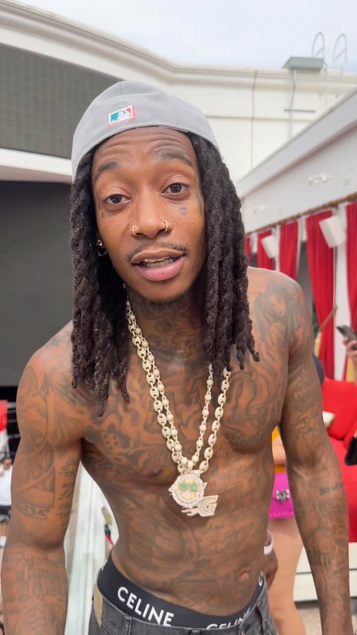 ウィズ・カリファのインスタグラム：「Went To Vegas Again   New Music This Week 🍄☮️💜✌🏾👀🫵🏽」