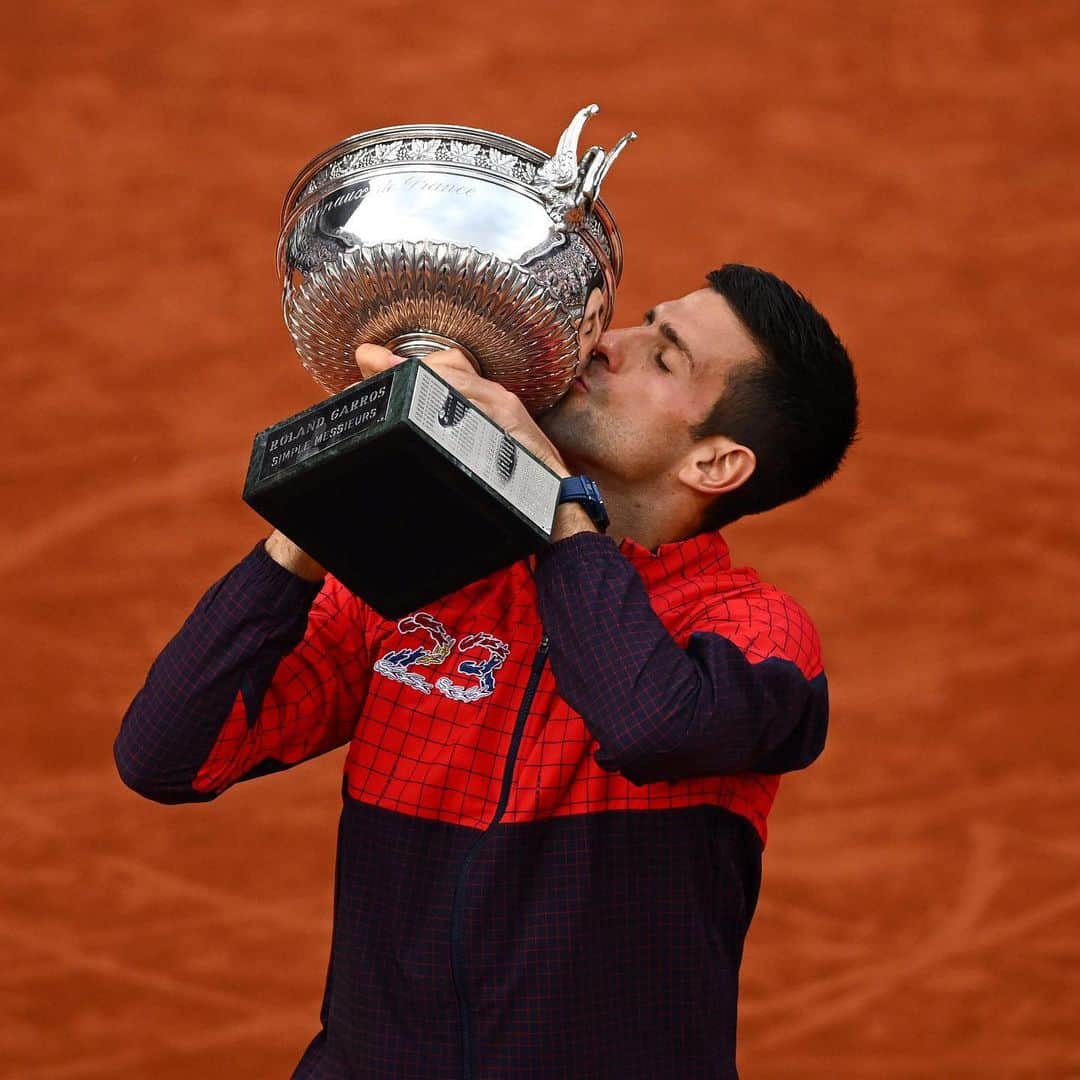 Vogueさんのインスタグラム写真 - (VogueInstagram)「The #FrenchOpen results are in! @djokernole beat Casper Ruud to win the men’s singles championship, passing Rafael Nadal for the most Grand Slam tournament titles in the Open era.」6月12日 2時07分 - voguemagazine