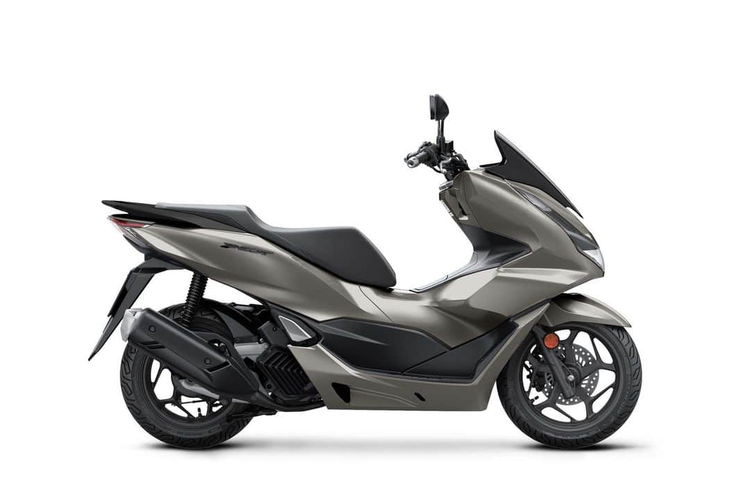 のインスタグラム：「List out the most desirable traits for a modern scooter—stylish design, standout fuel efficiency, great handling, a comfortable ride, capable performance and rock-solid reliability—and you end up with an accurate description of Honda’s PCX. The industry benchmark for scooter design and technology, Honda’s PCX is the ultimate tool for tackling urban environments in style. #PCX #HondaPCX #HondaScooter」