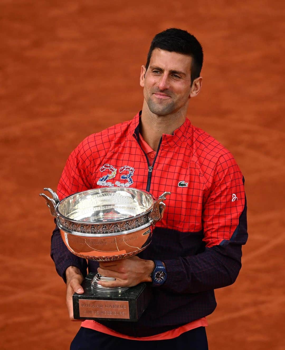 Just Jaredさんのインスタグラム写真 - (Just JaredInstagram)「Novak Djokovic wins a historic 23rd Grand Slam title at the French Open, making tennis history in front of a bunch of athletes and celebrities. Tap this picture in the LINK IN BIO to learn more about his achievement and see else who attended!  #NovakDjokovic #HughGrant #JelenaRistic #TomBrady #FrenchOpen  Photos: Getty」6月12日 2時11分 - justjared