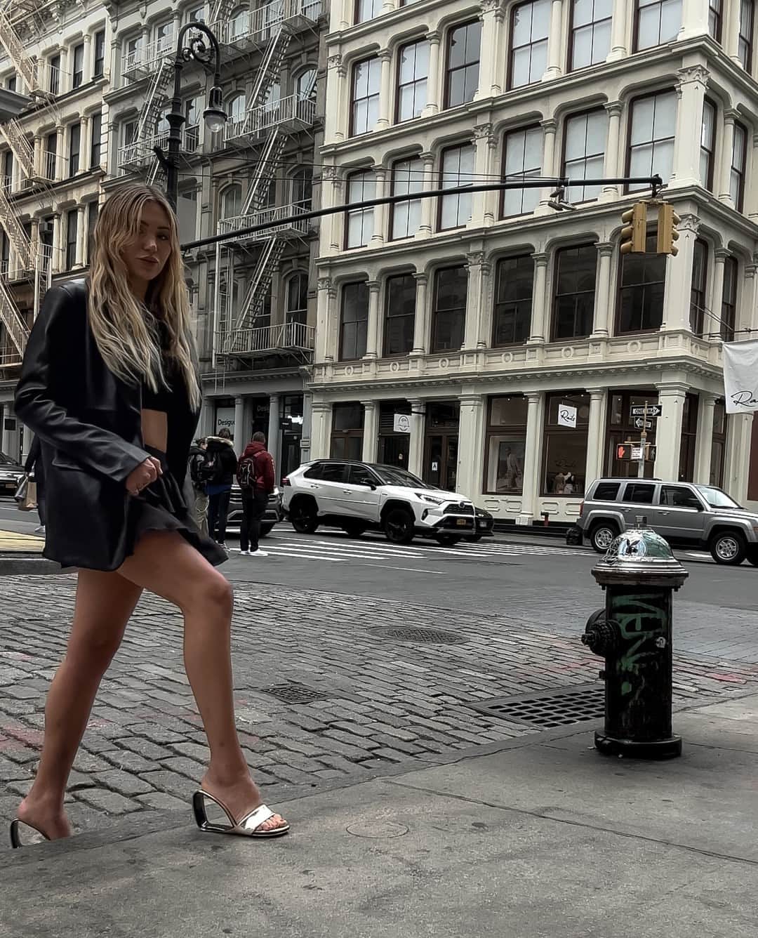 のインスタグラム：「MOBIUS HI /// MIRROR SILVER @hautehustla⁠ .⁠ .⁠ .⁠ #unitednude #SS23 #sculpturalheels」
