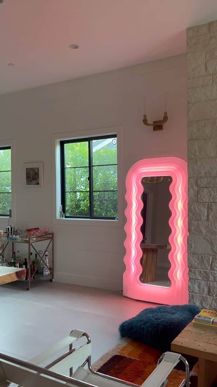 アレクサ・ロジーのインスタグラム：「little preview of the los angeles oasis 🫶🏻」