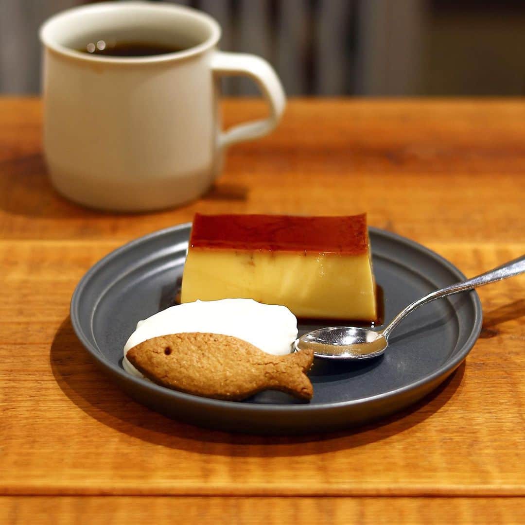 のインスタグラム：「.  .  nagi coffee&bake @nagi_coffee.bake  ほんとにここ？？ と、一瞬Googleマップを 疑ってしまった。  隠れ家度でいうと、 かなりハイレベル。  それがまためちゃくちゃいい意味で ゾクゾクしちゃうポイントなのだけど☕️  サイフォンで淹れた珈琲と お魚クッキーが添えられたプリンで、 ホッと一息◎  店名:nagi coffee&bake 住所:神戸市中央区下山手通5-7-7  #nagicoffeeandbake#プリン#神戸プリン #japanesefood#japantrip」