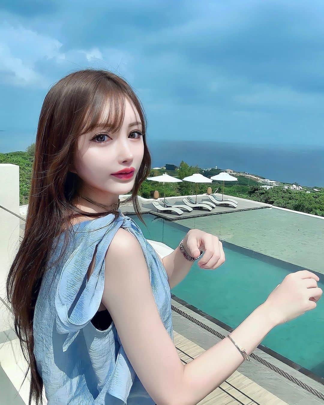 えりなのインスタグラム：「左手謎ポーズ💭」