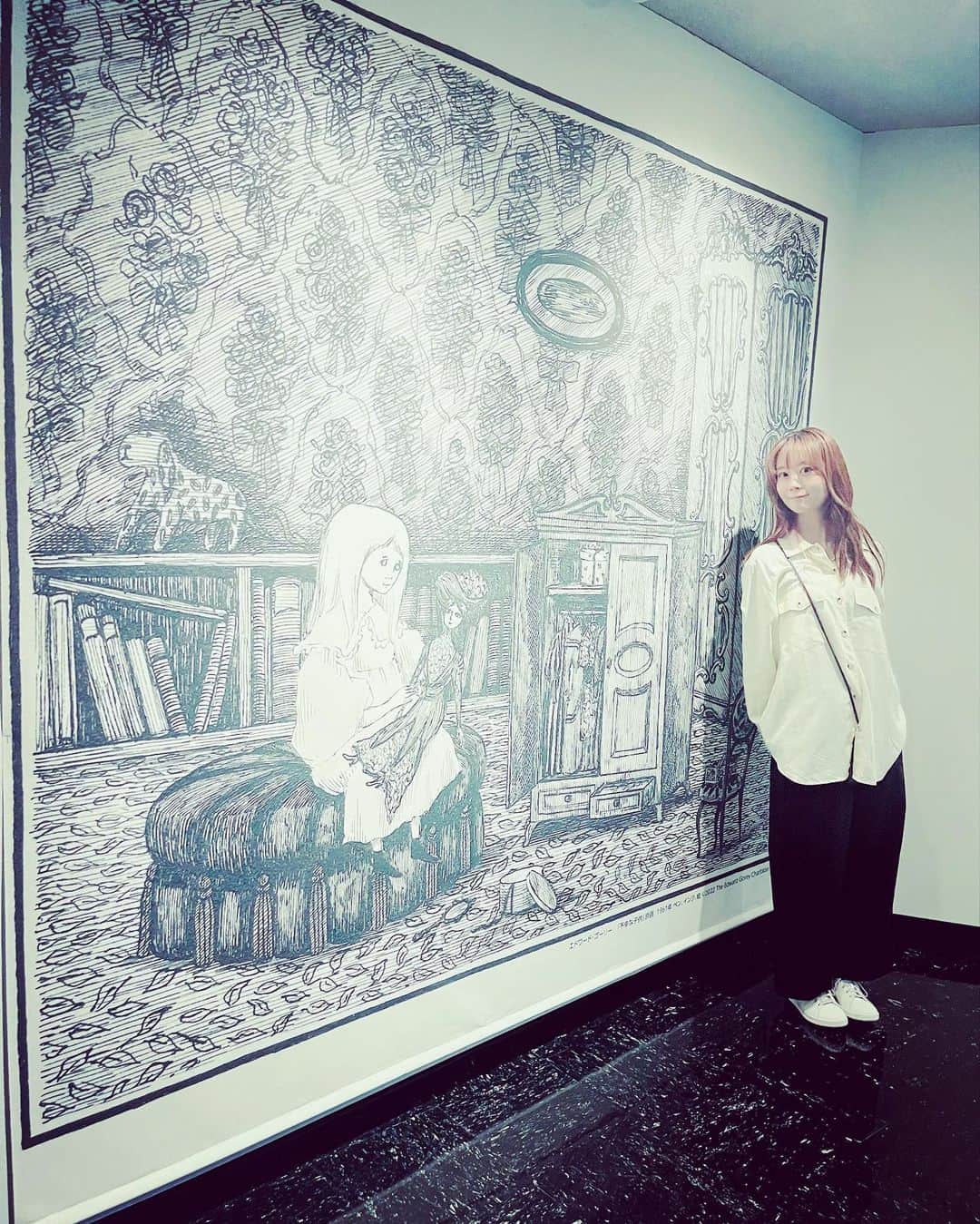 新津由衣さんのインスタグラム写真 - (新津由衣Instagram)「わたしもその1人  #エドワードゴーリーを巡る旅  #巨大な壁画 #描いてみたい」6月11日 17時42分 - neatsyui
