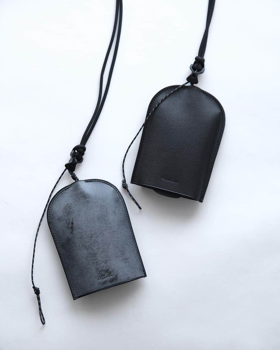 B.L.W (ブルー)のインスタグラム：「___ . New. kirahvi yhdeksan / Sling wallet ______ @kirahvi9 . ハンドメイドでオリジナルのバッグ、革製品の制作を行っている「kirahvi  yhdeksan（キラハビーユフデクサン）」 . 首から下げられるコンパクトな財布 「Sling wallet」 が新たに入荷しました。 . カード入れ、小銭入れ、札入れと必要最低限のシンプルな設計ですが、レザーの本体にパラコードやラインロック、ダイニーマガイラインなどアウトドアに用いられるディテールを組み合わせるといった個性的な仕様となっています。 . レザーは蝋引きされた牛革と、シェーブルレザーと呼ばれるフランス産の山羊革の2種類。 どちらもカッコ良く悩みどころです。 . . 詳細はリンク、又はプロフィール( @borderless_b.l.w )よりご覧下さい。 . . #kirahviyhdeksan #kirahvi9 #キラハビーユフデクサン #slingwallet #財布 #キャッシュレス #革小物 #ファッション #borderless_blw」