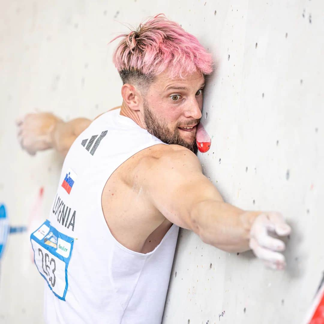 イェルネイ・クルーダーのインスタグラム：「Red and pink don't match 💔  📸: @vladek_zumr  __________________ @sloveniaclimbing @ocun.climbing @scarpaspa」