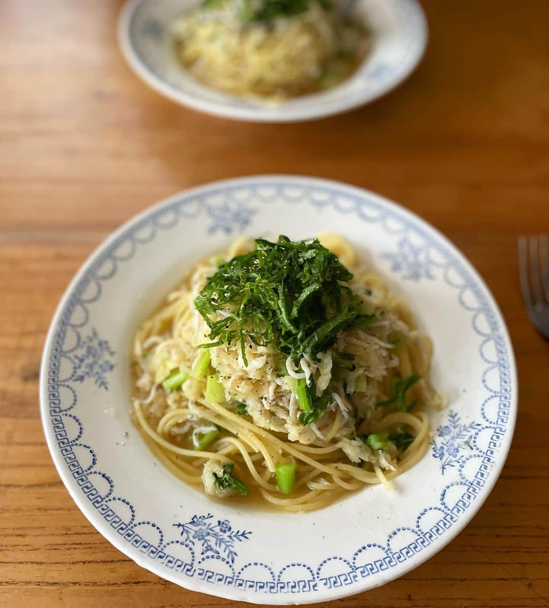 黄川田としえのインスタグラム：「おひるごはんに。 \\しらすと大根おろしの和スパゲッティ//  🐟オリーブオイルとにんにくを温めて、大根おろし、かぶの葉、しらす、すりおろした生姜、鰹出汁、塩、醤油でソースを作る。  🐟アルデンテに茹でたスパゲッティを加えて絡め、オリーブオイルを加えて全体をまとめる。  🐟青じそ、黒胡椒、海苔を乗せる。  鰹出汁は　@yaizu_zempachi さんのつゆプレッソを使いました。 めんつゆなどでもokです。  大根1/2本すりおろしたら手が、、、💦疲れたけど、やっぱりたっぷりが美味しい。頑張って良かった😋 和風スパゲッティって安定の美味しさ！  #tottogohan  #ジュニアアスリートフード #カーボローディング #lunch#パスタ」