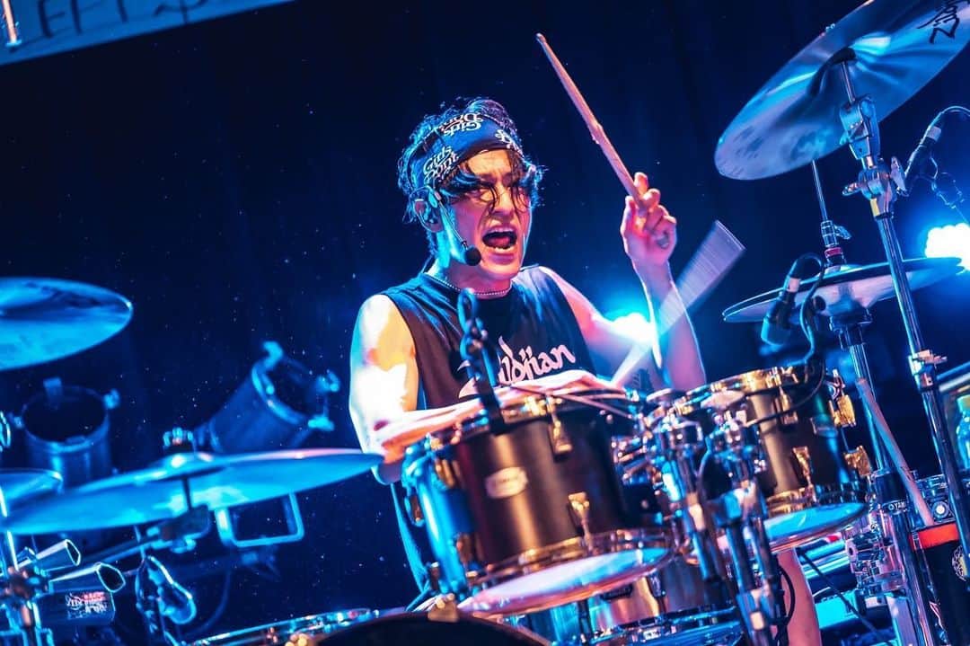 Bunta さんのインスタグラム写真 - (Bunta Instagram)「“MELODIC STONER FESTIVAL” STRIKE AGAINとTHE BELGAありがとう🙌🏼🙌🏼🙌🏼  2ビートまみれの1日🥁🤩 世代によって同じ2ビートでも、好きなバンドだったりルーツが違って見えてくるからバンドは面白いよね🎵🥁🎵  📷 @masaty_x   #totalfat #melodicstonerfestival #drum #drums #drummer #drumlife #drumforhappy #zildjian #yamahadrums」6月11日 17時47分 - buntatf