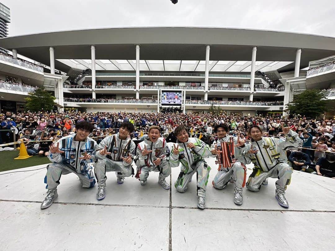 YORIのインスタグラム：「2023.06.11 サンライズ•ムーン〜宇宙に行こう〜 リリースイベント @lazona.kawasaki.plaza   雨予報でしたが、パフォーマンス中は無事に雨も止みました！  ご来場の皆さんありがとうございました！  #dapump #サンライズムーン #木梨憲武さん #所ジョージさん #感謝 #晴れ男 #健在」