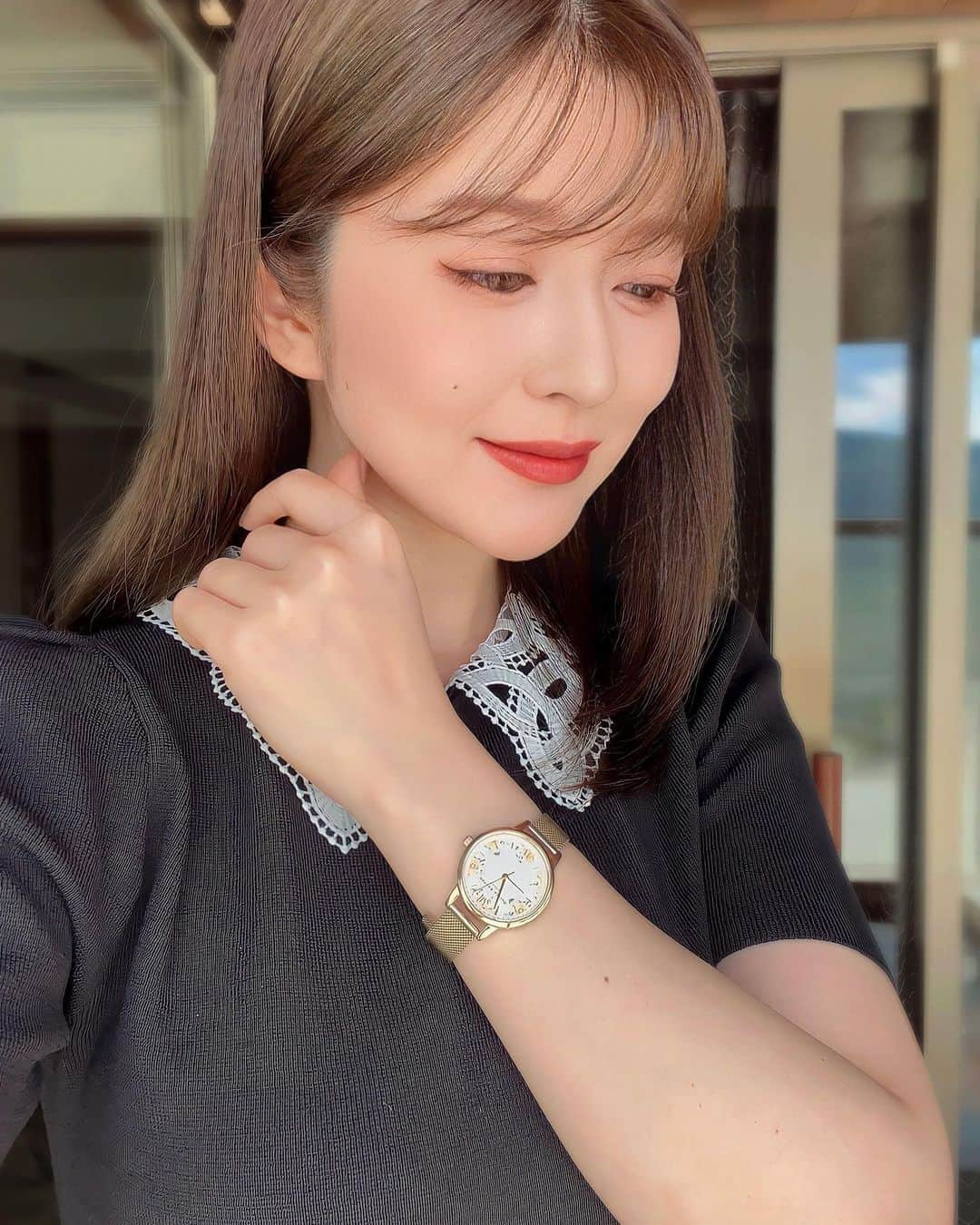 みゆこのインスタグラム：「時計⌚️♡ フェミニンなお洋服に合わせやすくてお気に入り♡ ⁡ 文字盤に描かれたイエローのお花🌼が暖かく爽やかな今の時期にぴったり☺️✨ ベルトがメタルとレザーベルトの2Wayだから気分に合わせて付け替えてるよ🙌 ⁡ ⁡ #oliviaburton#オリビアバートン#オリジョ#オリビア女子#フェミニンコーデ#腕時計⌚️#時計#watch#自撮り女子#自撮り🤳#大人フェミニン#お気に入り」