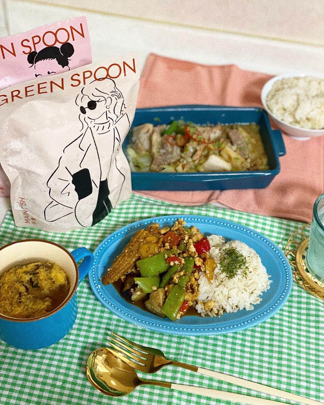 manamisotayutaのインスタグラム：「〻𝕝𝕦𝕟𝕔𝕙〻 大好きな @greenspoonjp  🥦🫛🥕🍅  レンジで5分〜作れるmain dish🍽️ 栄養たっぷり、ごろごろ野菜たっぷり♡ "彩り野菜の本格チキンガパオ" "れんこんと豚肩ロースのねぎ塩麹炒め" チンするだけなのに、本格的でめちゃくちゃおいしい‼︎‼︎ しかもヘルシー♪ 種類もたくさんあって毎日食べたい♡  忙しいけど、しっかり栄養とりたい日にぴったり‼︎  #冷凍デリのグリーンスプーン #レンジ5分のできたてデリ #greenspoonad #greenspoon  #グリーンスプーン #野菜たっぷり #ヘルシーメニュー  #忙しい日のごはん  #ランチ#休日のお昼ごはん」