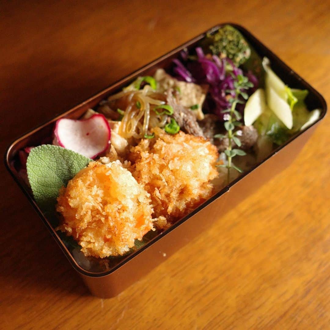 Asano Minamiのインスタグラム：「全部自分の作った野菜でお弁当作れたら最高だな〜  •ひとくちエビフライ •ラディッシュのお漬物 •肉豆腐 •ムラキャべとツナのサラダ •ブロッコリーのマスタードマヨ •セロリのナムル  #お弁当 #野菜づくり」