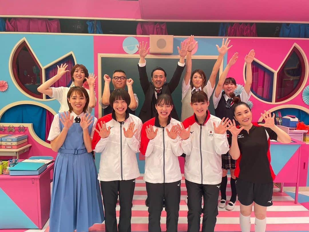 フジテレビ★バレーボールさんのインスタグラム写真 - (フジテレビ★バレーボールInstagram)「．  あす12日(月)20時から #呼び出し先生タナカ バレーボールSPが放送！ 現役女子日本代表&レジェンドOGが大集合🎌✨  英数一斉テストで対決✍🏻🔥 果たして結果は！？  是非ご覧ください💁🏻‍♀️  #井上愛里沙 選手 #関菜々巳 選手 #石川真佑 選手 #栗原恵 さん #迫田さおり さん #狩野舞子 さん #江畑幸子 さん」6月11日 18時06分 - fujitv_volleyball