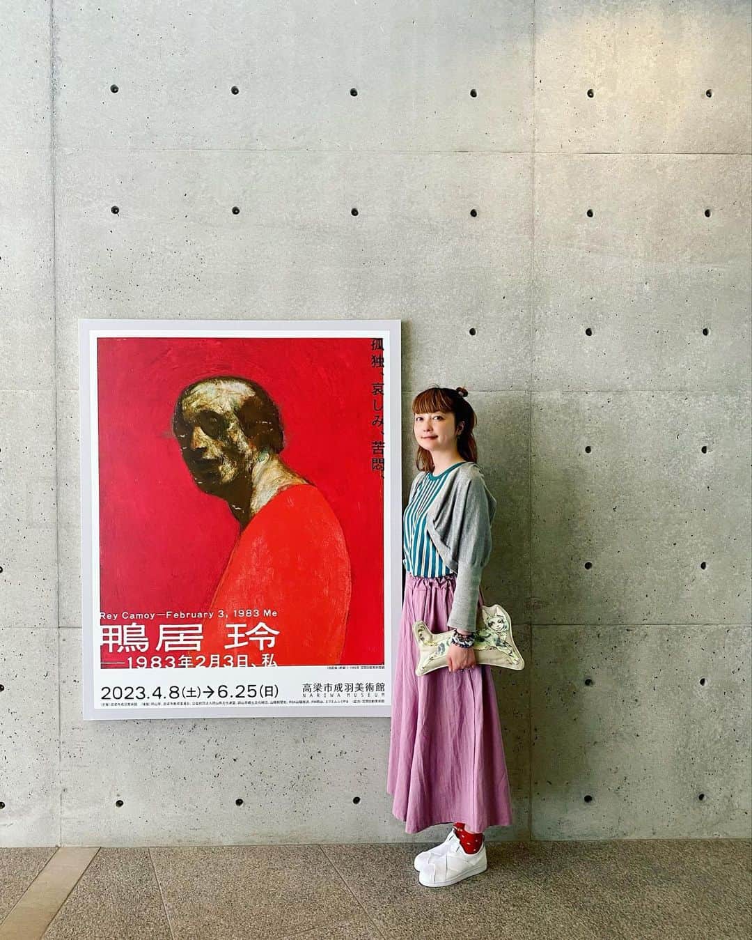 野本かりあのインスタグラム：「鴨居玲展へ。 ネットで図録を買って見ていただけ。 ずっと好きで、やっとこの目で作品を見れた。 人間の醜さや生きる事の苦しさ、孤独が痛いほど伝わって来て、涙ぐんだ。 でも、それでも、絵からは凄い力強さを感じて、不思議と悲しくは無かった。 絵は、実際に見ないとな。 #鴨居玲 #高梁市成羽美術館」