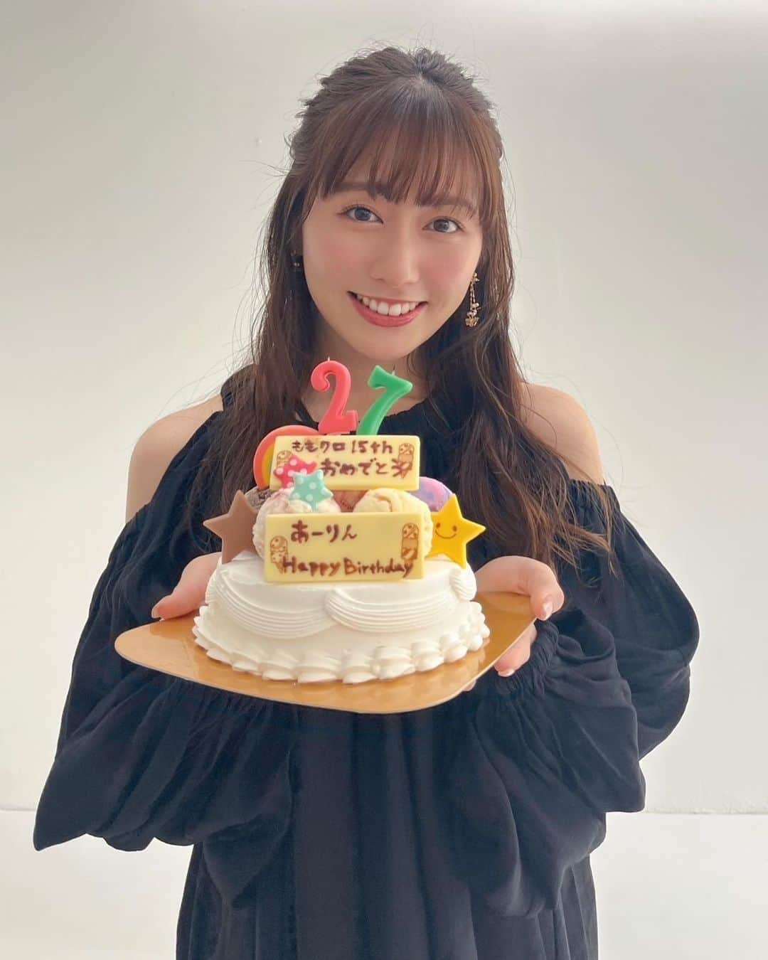 美人百花さんのインスタグラム写真 - (美人百花Instagram)「本日6月11日は我らがあーりんのお誕生日🧸🩷先日の撮影で、お誕生日&ももクロ15周年をサプライズでお祝いしました💐  可愛いあーりんがケーキのろうそく吹き消す様子をみなさんにお届け📽️✨✨（編集の声が入っていてすみません😭） 今年初のアイスケーキだったようで、とっても喜んでくれました💘 この日はまさかのあーりんと同い年のスタッフが2人もいるという、あーりんもびっくりの奇跡が❣️撮影前から同年代トークでとっても盛り上がりました✌️ 大好きなあーりんの記念すべきお誕生日をお祝いできて、嬉しかったです😍  あーりんが美人百花に初登場したのは美人百花4月号から！ 「360°どこから見ても美人顔。」という企画から始まったあーりんですが、本当にどこから見ても可愛くて、いつも元気な姿にパワーをもらっています❤️  なによりも毎回話すたびに感じるももクロメンバーやファンのみなさんへの愛の深さはすさまじい🫶🫶何を聞いても笑顔で楽しそうに話すあーりんを見ては、本当にメンバーとファンのみなさんが大好きなんだなと伝わってきます🥺🥺  明日発売の美人百花7月号にもあーりんが登場🩷🩷🩷🩷 どの写真もとっても可愛いかったので、ファンのみなさんは必見です💡  最後に改めて… あーりん、お誕生日おめでとう🎉 これからも一緒に美人百花を盛り上げてくれると嬉しいです☺️ あーりんにとって、素敵な1年になりますように✨✨  #あーりん #お誕生日おめでとうございます #祝 #サプライズ #アイスケーキ #花束はピンク #🩷 #これからもよろしくね　#あーりんは今日もかわいい」6月11日 18時07分 - bijinhyakka