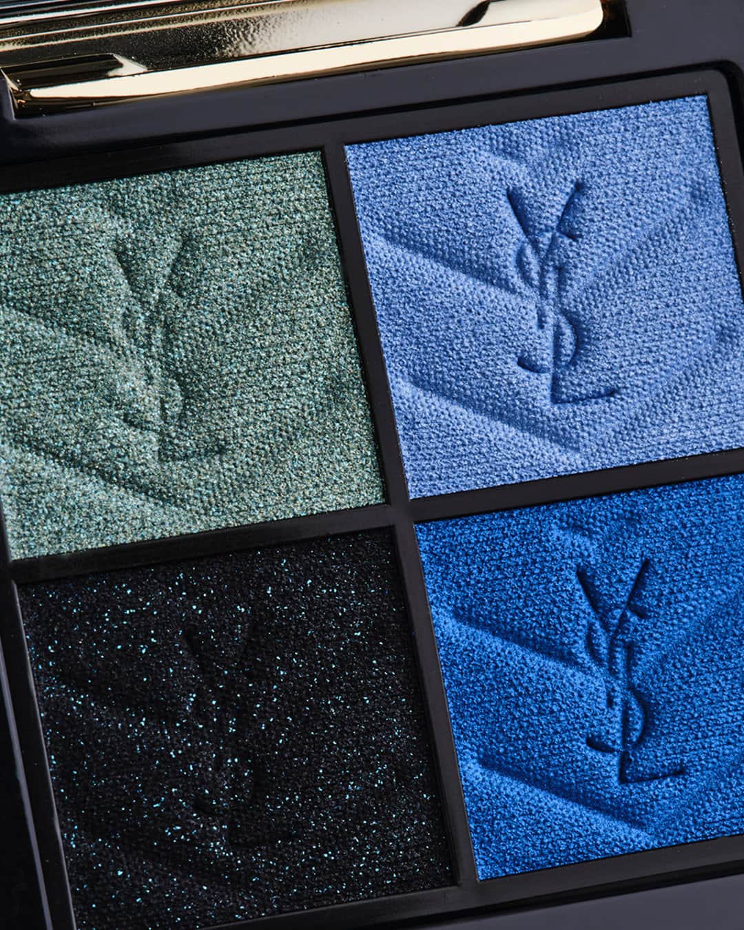 Yves Saint Laurent Beautyさんのインスタグラム写真 - (Yves Saint Laurent BeautyInstagram)「Ready to express your edge? With the new bold colours and high-intensity pigments of COUTURE MINI CLUTCH N°900, there are endless options for eye-catching looks.   COUTURE MINI CLUTCH N°900 PALMERAIE SKIES   #YSLBeauty #ClutchMyEyes」6月11日 18時00分 - yslbeauty