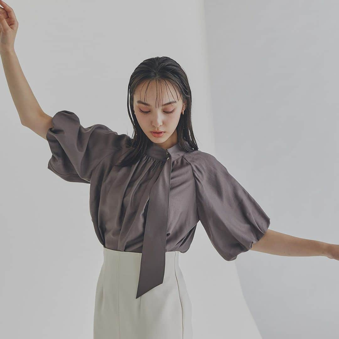NATURAL BEAUTY BASICのインスタグラム：「fine product 8  今シーズン大人気で追加生産がかかった NBB名品8アイテムをピックアップ！  ✔サイドタイブラウス ¥7,480 tax in color:グレイッシュモカ size:S/M #0173110414 追加生産予約 7月上旬-中旬入荷予定  ✔ハトメシアースリーブニット ¥6,930 tax in color:カシス/クロ/クレイピンク/ディープブルー size:S/M #0173170412 追加生産予約 7月上旬-中旬入荷予定  #人気アイテム #追加生産  #ブラウス #ニット #ボウタイブラウス #シアーニット  #夏先取り #夏コーデ #初夏 #お出かけコーデ #カジュアルコーデ #オフィスコーデ #オフィスカジュアル #通勤コーデ #大人可愛い #カラーコーデ #着回しコーデ #きれいめカジュアル #大人カジュアル #ベーシックコーデ #ベーシック #ナチュラルコーデ #トレンドスタイル #シンプルコーデ #ナチュラルビューティーベーシック #naturalbeautybasic」