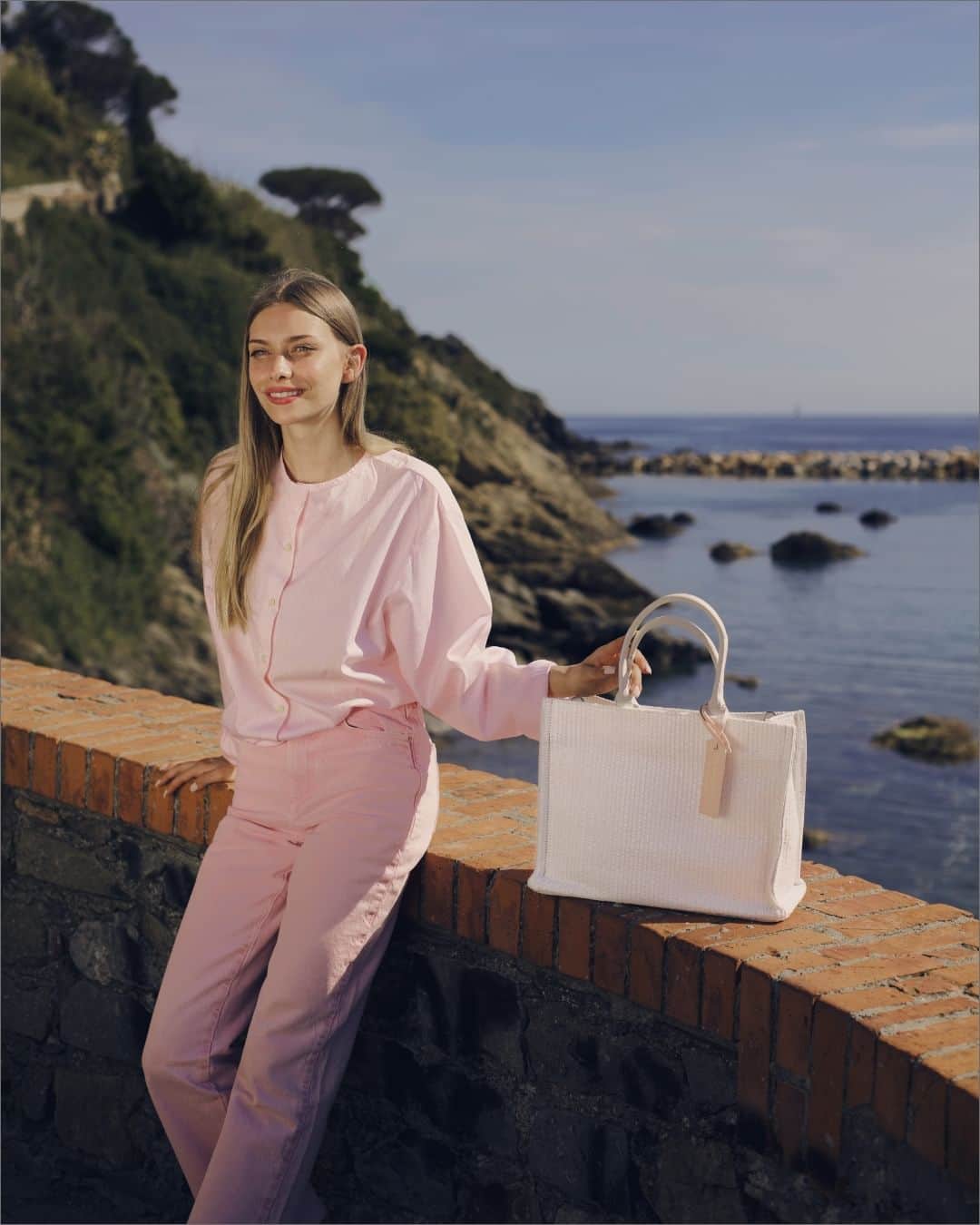 コチネレのインスタグラム：「Rubbing shoulders. Never Without Bag Straw is the star of the summer.  #Coccinelle #SS23 #NeverWithoutBag」