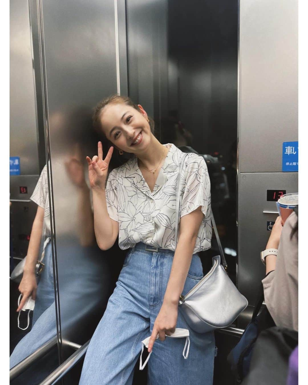 佐々木希さんのインスタグラム写真 - (佐々木希Instagram)「私服。✌️ tops#iNtimite denim#fendi bag#jandmdavidson  shoes#AKIKOKIZUXDANIGEMMA」6月11日 18時00分 - nozomisasaki_official