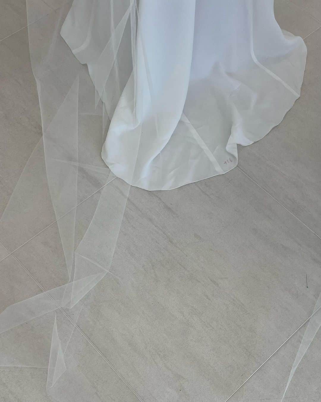 大屋夏南のインスタグラム：「My wedding dress video is out now🤍Link in my stories 🫶🏼 今週のYouTubeはウェディングドレスのエピソード🤍大事な日に着るものは大好きなデザイナーさんにお願いして作ってもらいました🫶🏼  裸足で結婚式がしたい。という私の理想にピッタリなドレスができるまでの約1ヵ月🕊  リンクはストーリーズに😉」