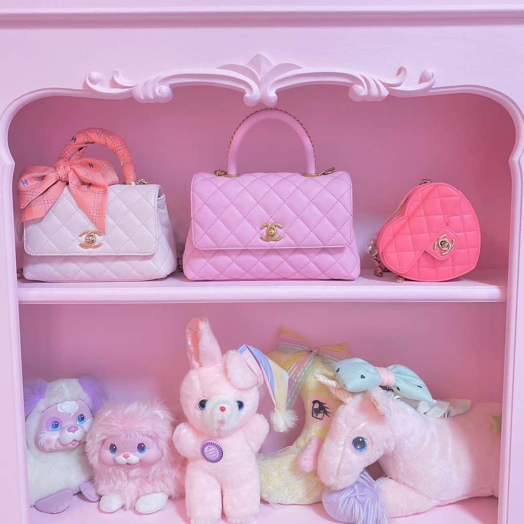 まろんちゃんさんのインスタグラム写真 - (まろんちゃんInstagram)「#fancytoy#vintagetoys#pinkroom#kidsroom#ファンシー#ゆめかわ#パステル#ビンテージトイ#キッズルーム #子供部屋 #ピンクルーム#ピンク部屋#ゆめかわいい#myroom#おもちゃ部屋#ファンシートイ #pink#ピンク#インテリア#アンティーク家具#ガーリーインテリア#インテリアコーディネート#フレンチガーリー#マントルピース」6月11日 18時01分 - fancy_maronchan