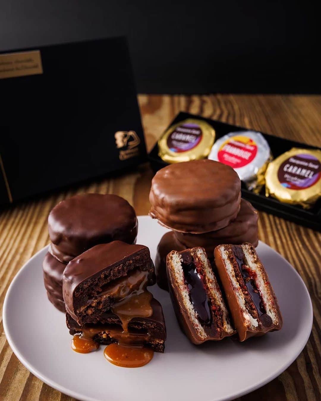 Decadence du Chocolatのインスタグラム：「《Father's day》  あと1週間ほどで「父の日」という事で、今回はダックワーズサンドをご紹介します！😋 味は、「フランボワーズ」と「プラリネキャラメル」の2種類！ 3個と6個の箱入りに出来る他、店頭にお越し頂くとバラでもお買い求め頂けるのでちょっとしたプレゼントにもおすすめです！✨ 喜んでもらえる事間違いなしです！是非！  #decadanceduchocolat  #デカダンスドュショコラ  #父の日」