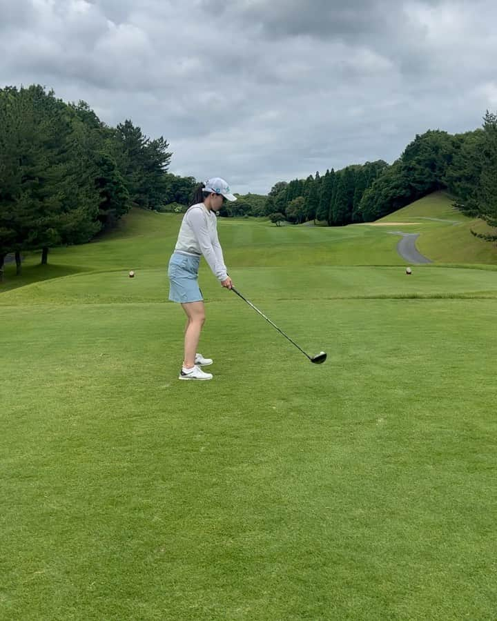 野口彩未のインスタグラム：「久しぶりの玉カン⛳️  ぎっくり首になって1週間 クラブ握れてなかったけど どうにかラウンドできた🥹  盛りに盛りまくりな現実と全然違う私と 毎回食べてるラーメン🍜🐖 美味しい、、、やめられない、、、🤰💓  #ゴルフ#golf#ゴルフ女子#ゴルフスイング#golfswing #ドライバーショット#スイング動画」