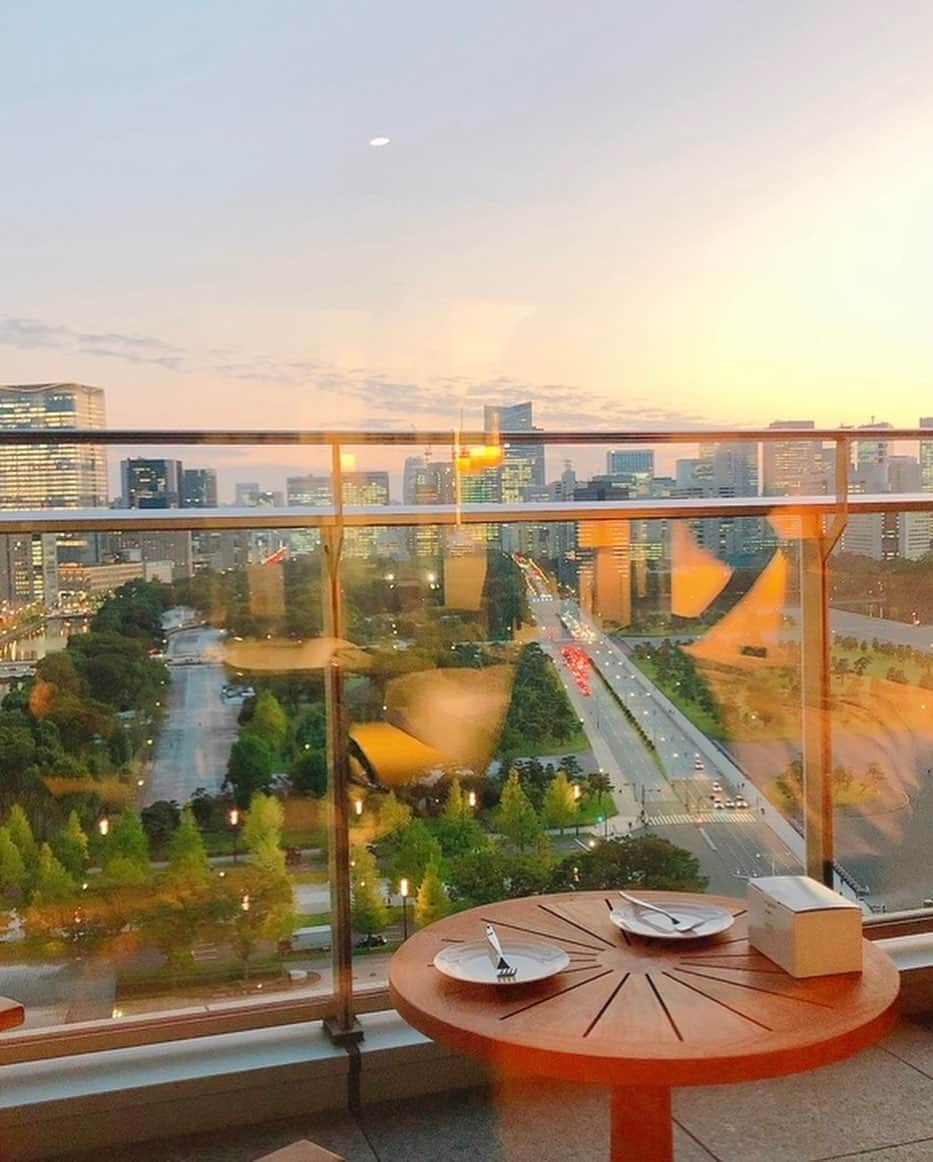 山田優依さんのインスタグラム写真 - (山田優依Instagram)「《The Palace Lounge in Otemachi》  【ザ パレス ラウンジ】 📍大手町駅/カフェ､バー  パレスホテルのラウンジ、ザ パレス ラウンジ伝統の シグニチャースイーツ「マロンシャンティイ」を 地下のペストリーショップ、"スイーツ&デリ"で テイクアウトしてお家でおやつたいむ☺️☕️  ドームの中は栗がギッシリ入っていて 栗のショートケーキのようなイメージのある シンプルだけど贅沢なスイーツ🙊  一応正式名調べてみたけど、"マロンシャンティ"ではなく "マロンシャンティイ"って、ちょっと伸ばすのね😳w  ここのラウンジのティータイムは少し混み合った雰囲気と 時間制限があって行く頻度は少ないけど、宿泊で早めの モーニングはゆったりしてるし、何よりお部屋からの 公園とビルを眺める景色が個人的に大好きです😍  【ザ パレス ラウンジ】 📍大手町駅地下通路より直結 ⏰ 11:30 am – 9:30 pm L.O.  ● マロンシャンティイ ￥1,050  #パレスホテル　#大手町カフェ」6月11日 18時05分 - yui_gourmetwalker