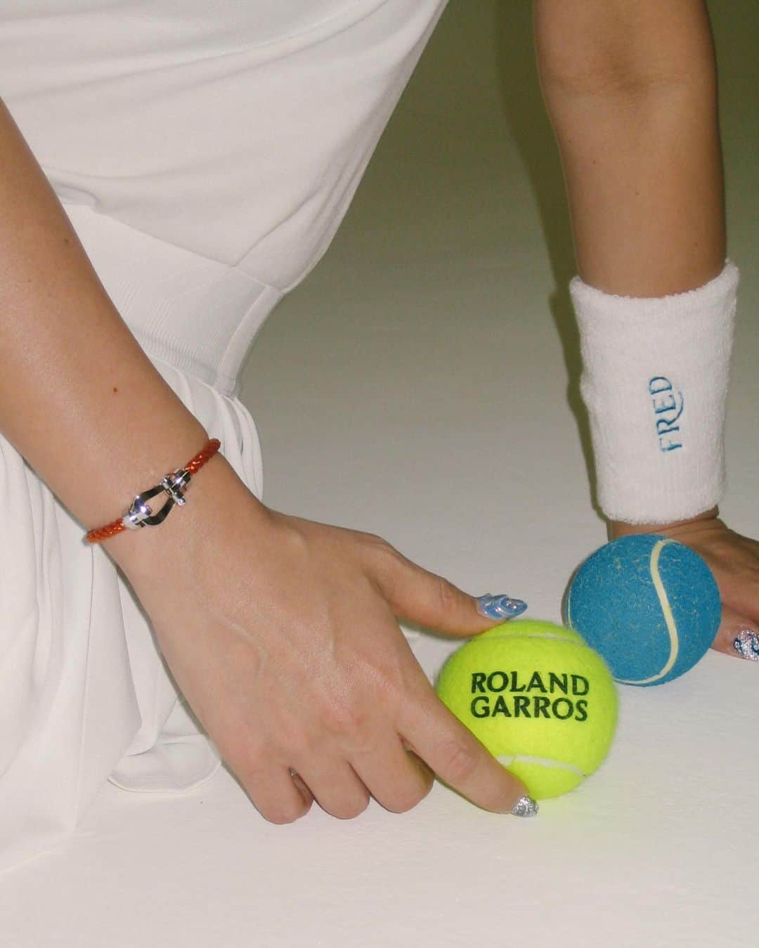 植野有砂さんのインスタグラム写真 - (植野有砂Instagram)「My new everyday bracelet 🧡✨　@fredjewelry が全仏トーナメントのローラン・ギャロスとコラボした、FORCE 10ブレスレット🧡🎾 細かいディティールがすごく素敵で、グランドスラム大会を象徴する赤土のテラコッタカラーが象徴的で上品な色で夏にもぴったり🧡🍊 #FREDxRolandGarros #GoBeyond #ad」6月11日 18時05分 - alisaueno