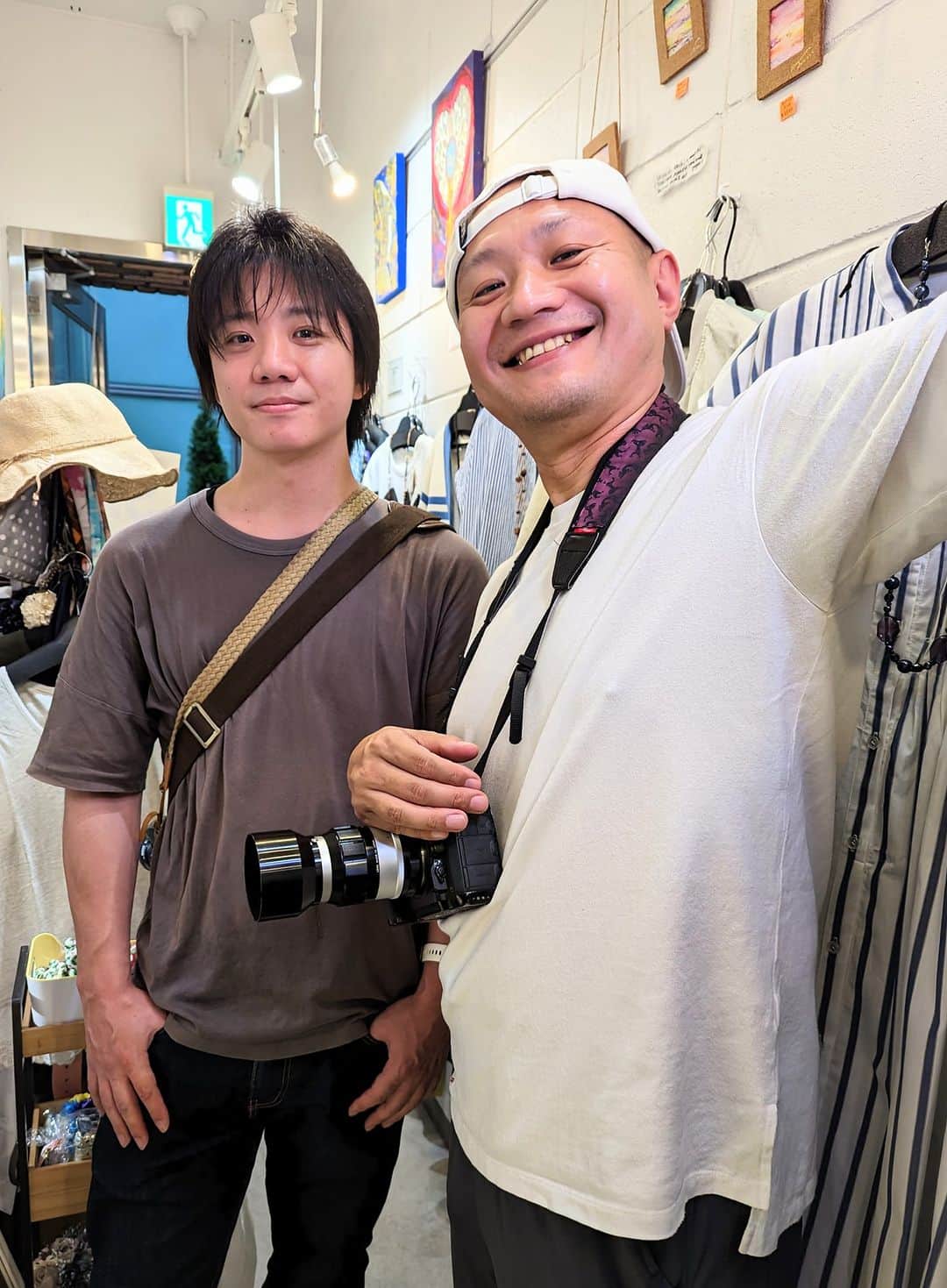 平井富子のインスタグラム：「嬉しい〜  都内から、写真家のノブさんと機械設計をしているユージさんが立ち寄ってくれました〜  ノブさんは、Dくんとの仕事が多く、最近もトルコに同行、撮影してきたらしい。素晴らしい〜  写真や表現等いろんなトークで盛り上がり〜とても楽しい時間でした。 ありがとうございました♥  また、遊びに来て下さい～」