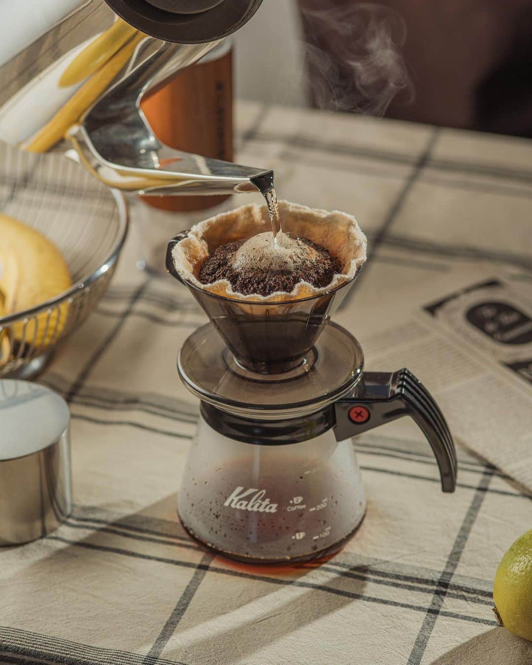 Nanaのインスタグラム：「coffee time  ヴィンテージライクなテイストに合う、kailtaのサーバーと、KINTOのドリッパー。 詳しくはストーリーで紹介しています。  #ミッドセンチュリーモダン #vintagestylephotography  #midcenturymoderndesign  #arnejacobsen」