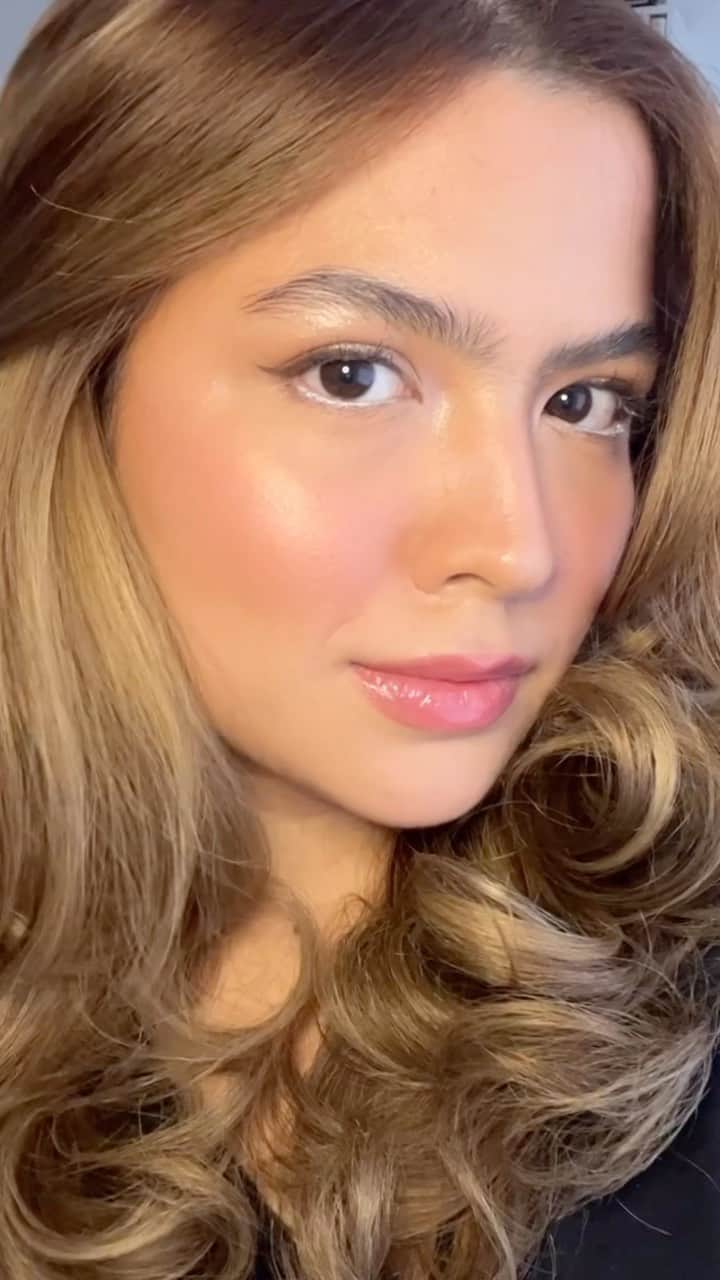 Alexa Ilacadのインスタグラム：「#GRWM for a night out 💘💞  Products used ⬇️ @ubeator_ph electric comb  @livingproofinc “flex spray” DHC lip cream @skinned.beauty Brow Glue @benefitph Goof Proof pencil (#3) @charlottetilbury Flawless Filter (Fair) @elfcosmetics Halo Glow (medium/tan) @diorbeauty Backstage Glow Face palette (darkest shade for crease) @luckybeautyinc highlighter “Rose Quartz” for eyeshimmer Herione Make eyeliner (Brown) @rarebeauty liquid blush in Happy mixed with Rare beauty liquid highlighter in Enchant @grwmcosmetics radiance tint (Cool Peach) @narsissist radiant creamy concealer (Custard) @charlottetilbury contour wand  @lauramercier setting powder @diorbeauty Backstage blush in Coral and Pink mixed with @fentybeauty Killawatt blush in Ginger Binge/ Moscow Mule @diorbeauty perfecting powder (2N) @diorbeauty lip maximizer (#010 holo pink) @theouai hair oil 🤍 #makeup #beauty」
