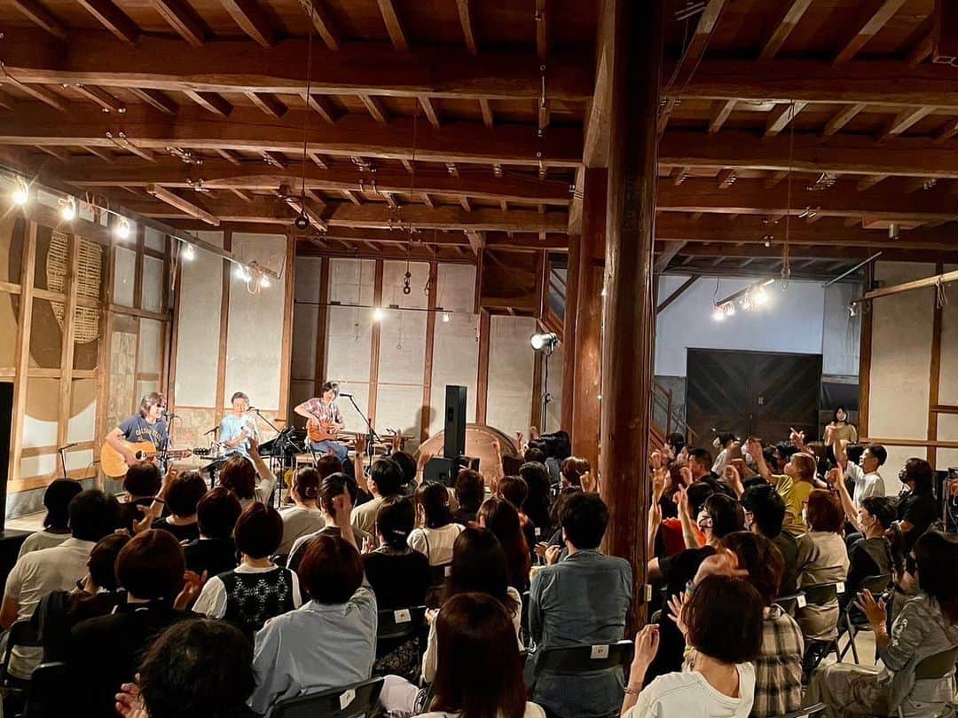 のインスタグラム：「#doa Acoustic Live Tour #3WayStreet 71公演目は鳥取！doaとして初めて鳥取にお邪魔しました。大変長らくお待たせしました！ 元酒蔵という #大正蔵 さんで皆さんと笑顔絶えないLIVEができました！ 楽しませてくださった皆さん、ありがとうございました！」