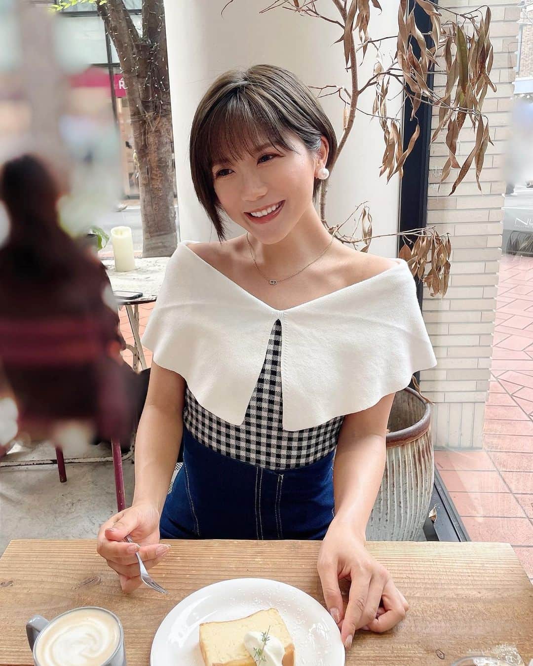 のインスタグラム：「ㅤㅤㅤㅤㅤ  ㅤㅤㅤㅤㅤ デコルテが綺麗に見える天才ニット🤍 @violettaofficial_jp   ㅤㅤㅤㅤㅤ 新作が出るたびチェックしてるだいすきなブランド💟 秋冬の袖ありver.もヘビロテしてました🥰  ㅤㅤㅤㅤㅤ 着痩せするし何よりかわいい🥹🤍 迷いに迷ってギンガムチェックにしたの大正解◎ めちゃくちゃ良かったので他のカラーも買う！🫶  ㅤㅤㅤㅤㅤ 茶屋町のここのカフェ可愛かった🕊️ チーズケーキも美味しかった〜🤍  ㅤㅤㅤㅤㅤ  ㅤㅤㅤㅤㅤ  ㅤㅤㅤㅤㅤ  ㅤㅤㅤㅤㅤ  ㅤㅤㅤㅤㅤ #violetta #ヴィオレッタ #デコルテ #骨格ストレート #骨スト #ギンガムチェック #デニムスカート #japanesegirl #日本女孩」