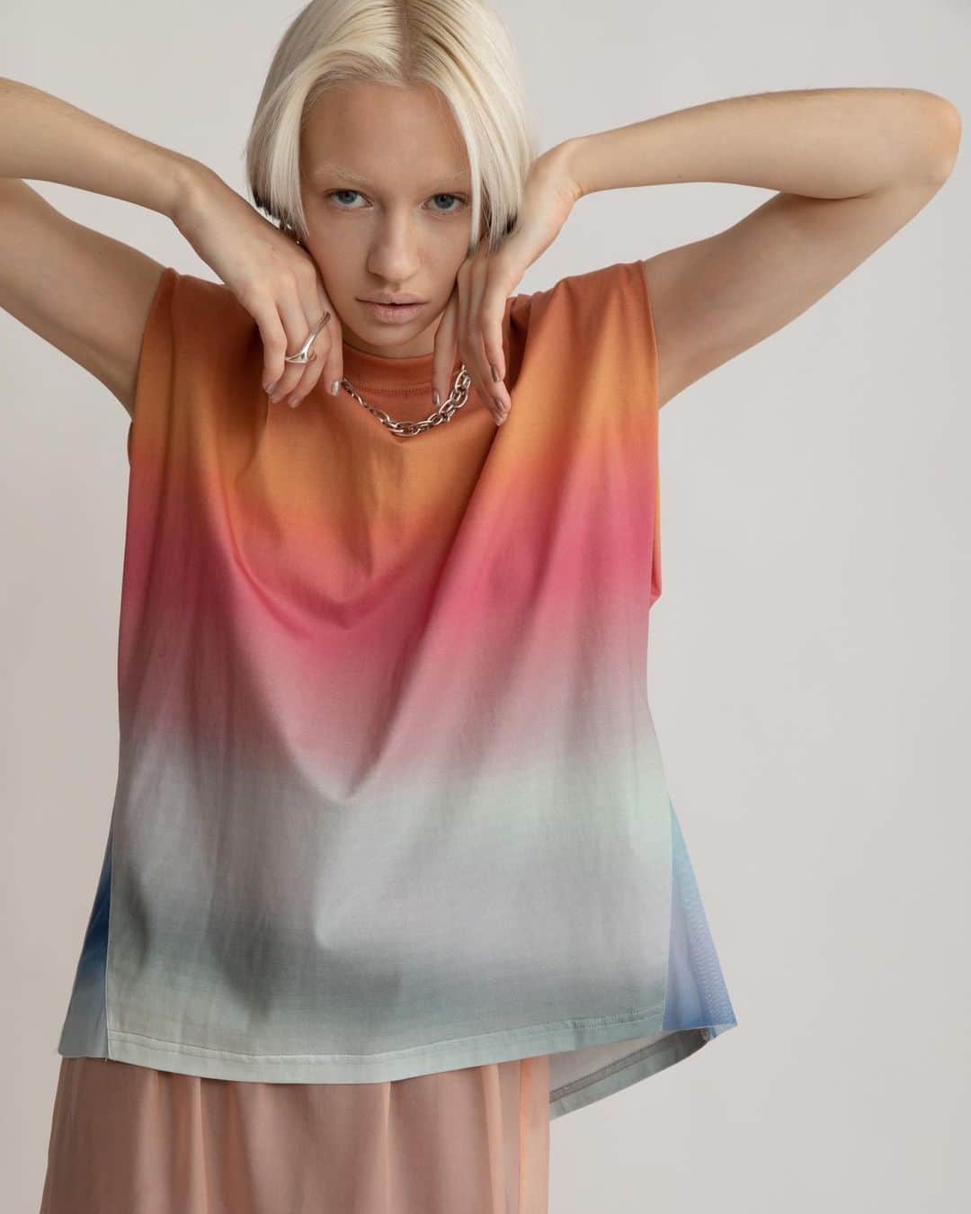 AULA AILAのインスタグラム：「【2023 HIGH SUMMER COLLECTION】  GRADATION T-SHIRT COLOR ORANGE SIZE 0 ¥15,400  4色のグラデーションプリントTシャツ。 パワーショルダーから裾に向かって脇でゆるいドレープが出るようにし、抜け感のあるシルエットに。 肩パットは、着用シーンや体型に合わせて取り外しが可能。  ✔️AULA AILA OFFICIAL WEB STOREにて HIGH SUMMER COLLECTIONアイテム展開中！」