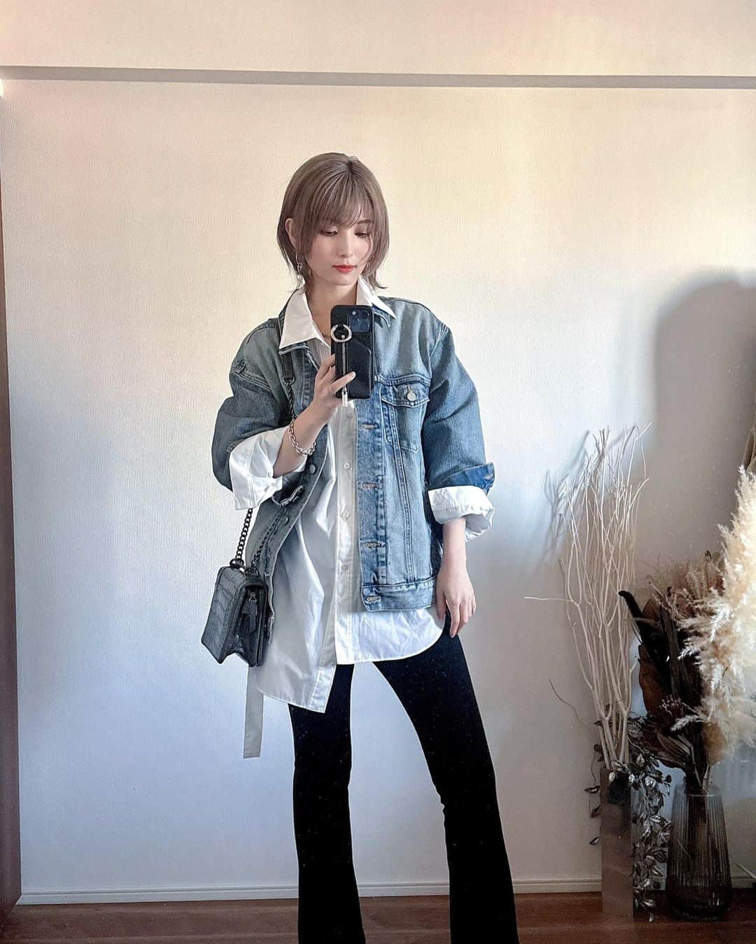のインスタグラム：「@saki.h912   しばらくもう一つのアカウントで投稿してたのとかぶるかもですがご容赦を  最近シャツの出番が多い。  シャツってディテールの細かい部分次第ですごくバリエーション広がるアイテムだなぁーと思って改めて奥深いなぁと思いながら次のアイテムデザインしてました  次の @addixy_official 新作の中でシャツを2型作ってて、一つはレディース、もう一つはユニセックスのアイテムになります。  改めて自分のスタイルってなんなんだろうって考えた時に、もちろんロックニュアンスを感じる無骨感は前提としてありつつ、たぶん1番の強みはボーイッシュとはまた違う中性的なスタイル作れるところなんじゃないかなーって考えてました。  昔から中性的なものへの美とか憧れが強くて 男性的過ぎるのも女性的過ぎるのも好きじゃなくて その目線で色んなアイテムをデザイン、作っていけると良いのかなーなんて思ってます😌  .  #ブラックコーデ #ブラックコーディネート #モード系 #モード系ファッション #モード系女子 #韓国ファッション #韓国コーデ #モノトーンコーデ #モノトーン #オトナカジュアル #大人カジュアル #高身長コーデ #165cm #165cmコーデ #シャツコーデ #デニムジャケット #デザイナー」