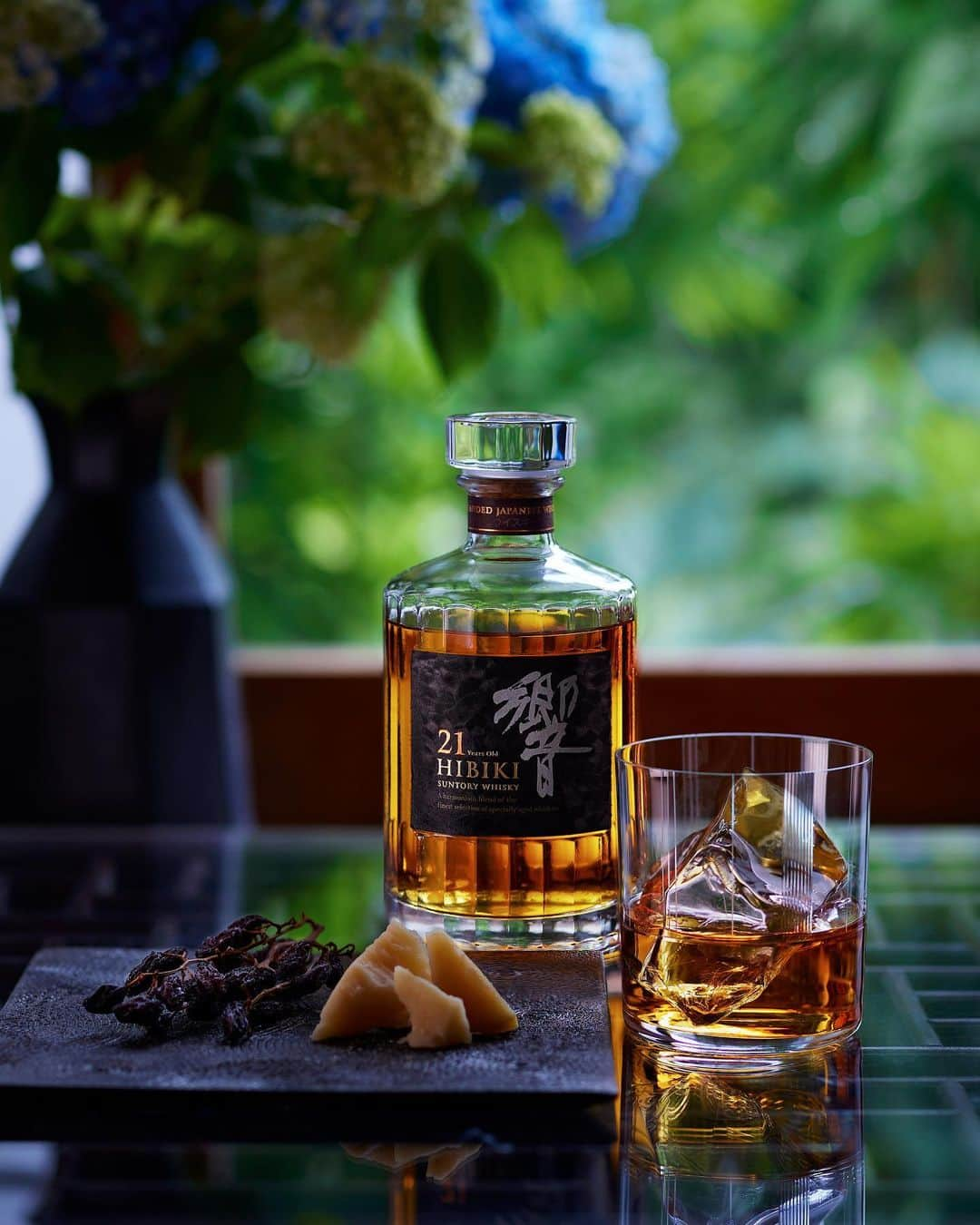 響 | SUNTORY WHISKY HIBIKIさんのインスタグラム写真 - (響 | SUNTORY WHISKY HIBIKIInstagram)「. HIBIKI TIME ～二十四節気・芒種～  長雨と味わう甘美なひととき。 Admire the long rain spell outside, indulge in a sweet moment with whisky.  #hibiki #響 #hibiki_time #二十四節気 #24seasons #芒種 #boshu #withnature #梅雨 #紫陽花 #hydrangea #オンザロック #ontherocks #熟成ゴーダ #agedgouda」6月11日 18時14分 - suntorywhisky_hibiki