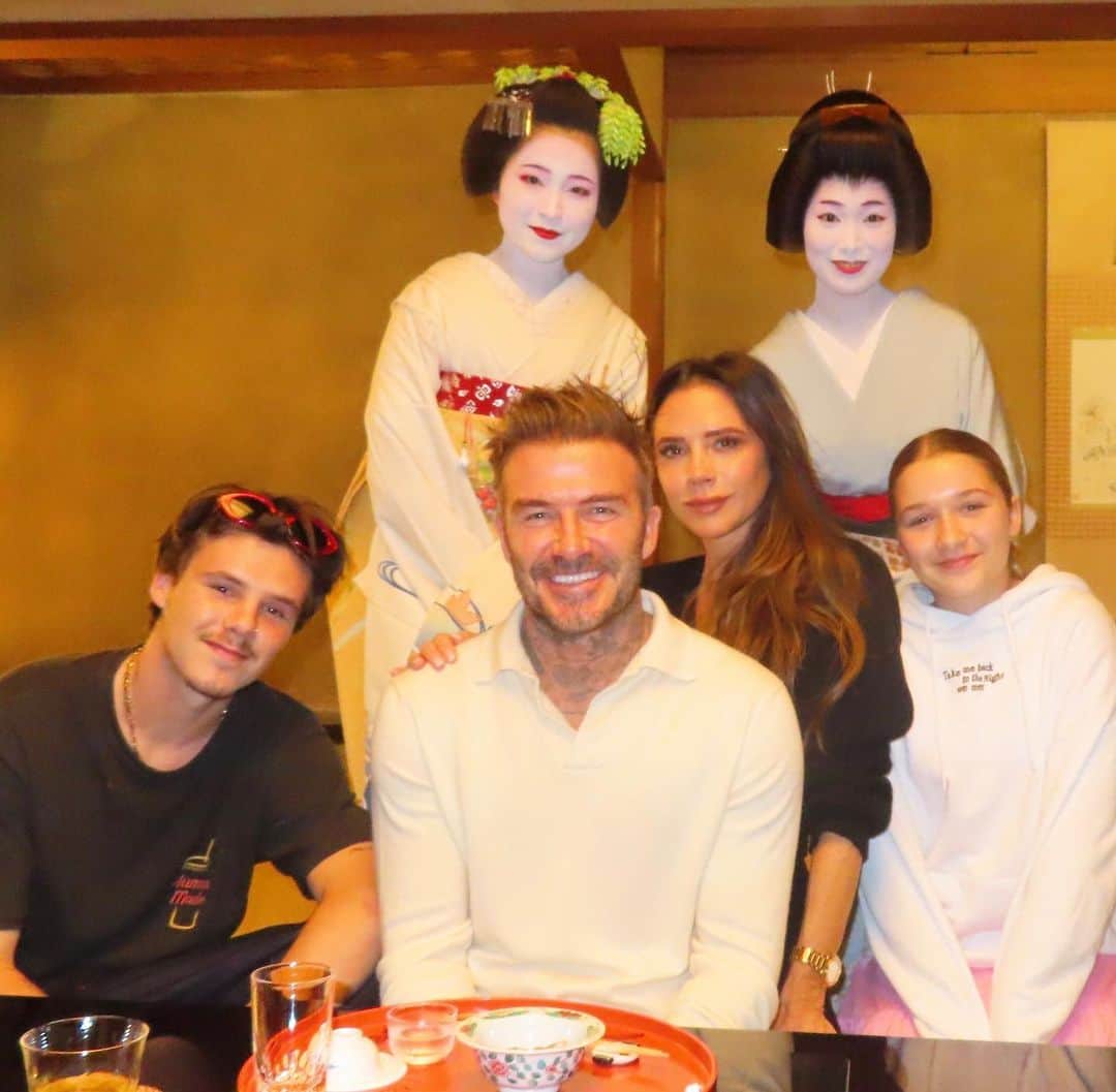 のインスタグラム：「So incredible being back in Japan after so long meeting incredible people and learning about the culture and traditions.🇯🇵Thank you to everyone for making our family feel so welcome x @davidbeckham @cruzbeckham #harperseven x」