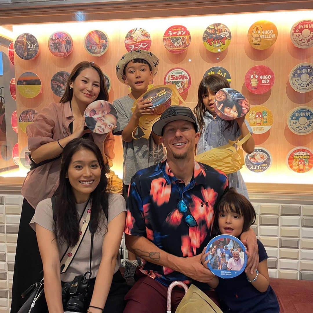 新横浜ラーメン博物館(ramen museum)のインスタグラム：「海外のお客様がご自身のお好きな写真を選んで世界に1つのカップラーメン作りをご体験くださいました😊🍥  Our overseas customers chose their favorite photo and made the one and only cup ramen in the world 😊🍥.  #スゴメンラボ #ラー博スゴメンラボ #オリジナルカップラーメン #凄麺 #ラー博 #ラーメン博物館 #ラーメン #ラーメン部 #昭和レトロ #ramen #ramenlover #ramenmuseum #rahakusugomenlabo #ramen #rahakusugomenlab」