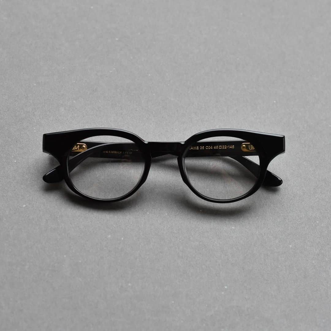 のインスタグラム：「． UNIQUE DESIGN MILANOより、新作の「FRAME35」が入荷しております。  小ぶりなパントシェイプに目尻にキャットアイのようなアクセントがあるアイコニックなデザインです。  UNIQUE DESIGN MILANOらしい彫刻のようなエッジがありますが、レンズシェイプの柔らかな印象によって奇抜になりすぎない塩梅の良い一本となっております。  brand: UNIQUE DESIGN MILANO model: FRAME35 color: C04 price: ¥38,500-(w/tax) . #uniquedesignmilano」