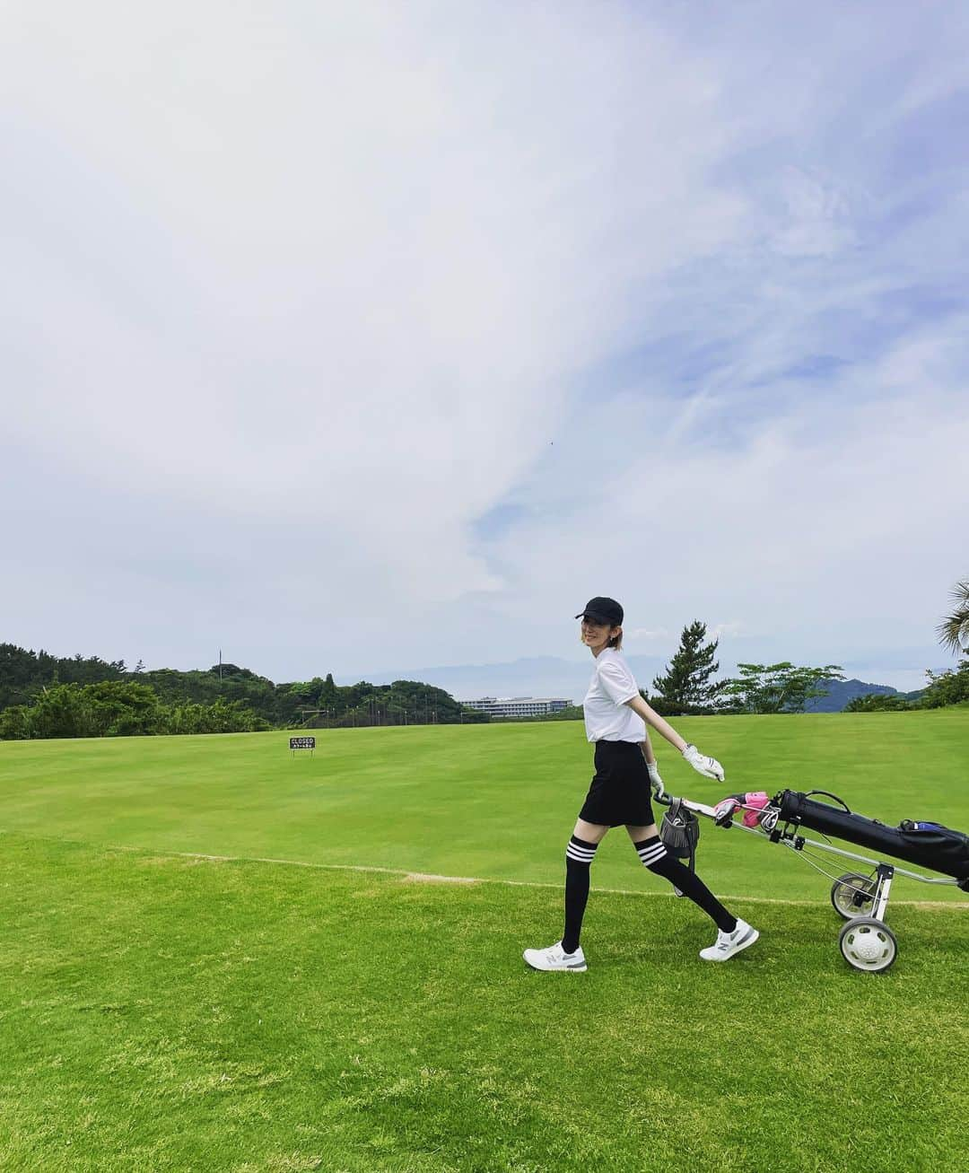 大河内奈々子のインスタグラム：「. . ゴルフ⛳️  こんな時も　バッグは @lozzsandra @rhombus_shonan    Thank you @shoco_co   #大河内奈々子 #nanakoohkouchi #golf #ゴルフおばさん #ゴルフ女子」