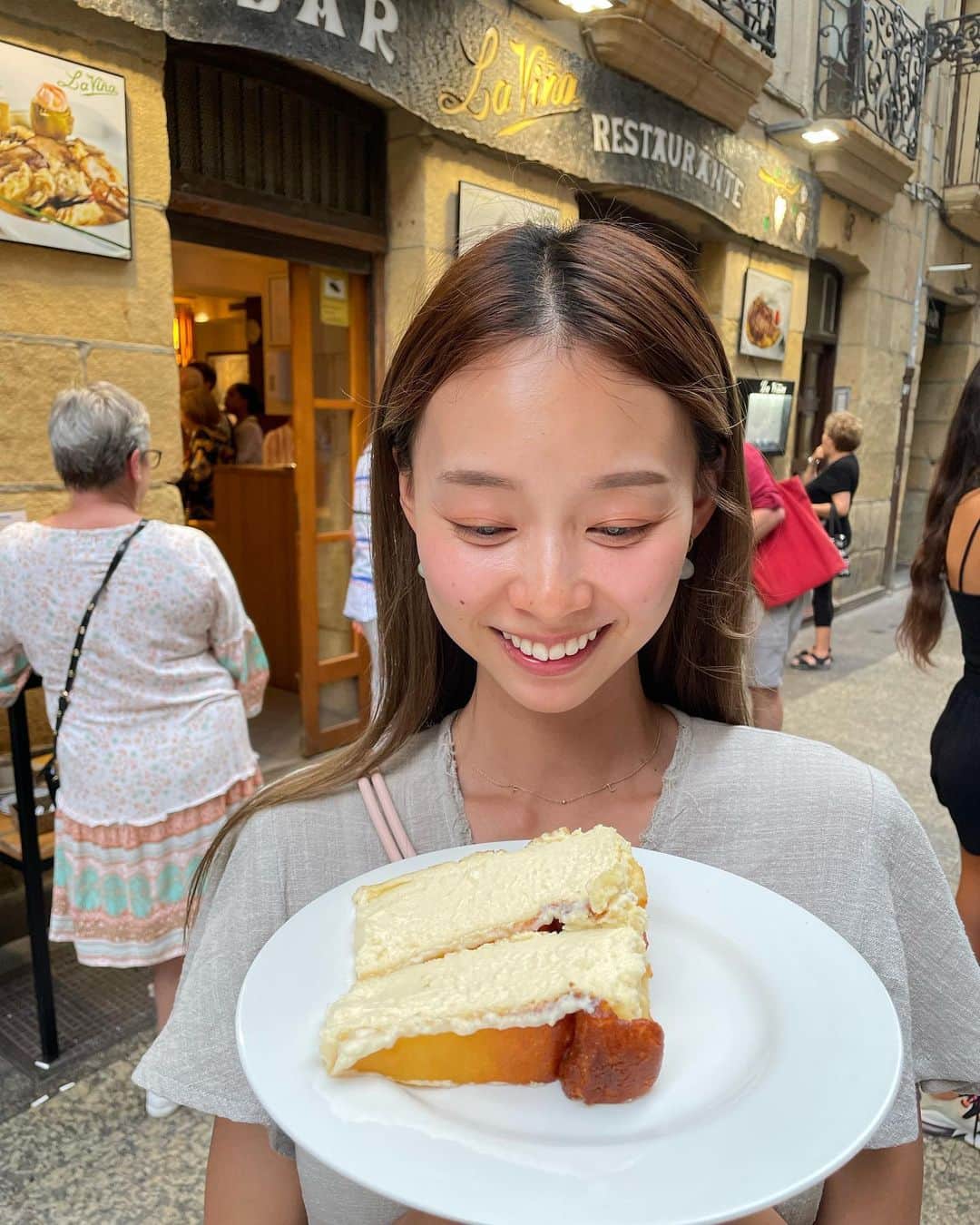 吳斐莉のインスタグラム：「傳說中的巴斯克蛋糕，就是從這家店的烤箱誕生的！！！我終於吃到最正宗的啦😆可以回台灣評比評比了～～  這裡點一人份就是給2片 吃起來鹹鹹甜甜濕濕潤潤的 不是很重的是剛剛好的起士味 神奇的是 不吃起士蛋糕的老公 居然說很好吃  但不嗜甜的我覺得還是要配咖啡比較剛好吃🤤」