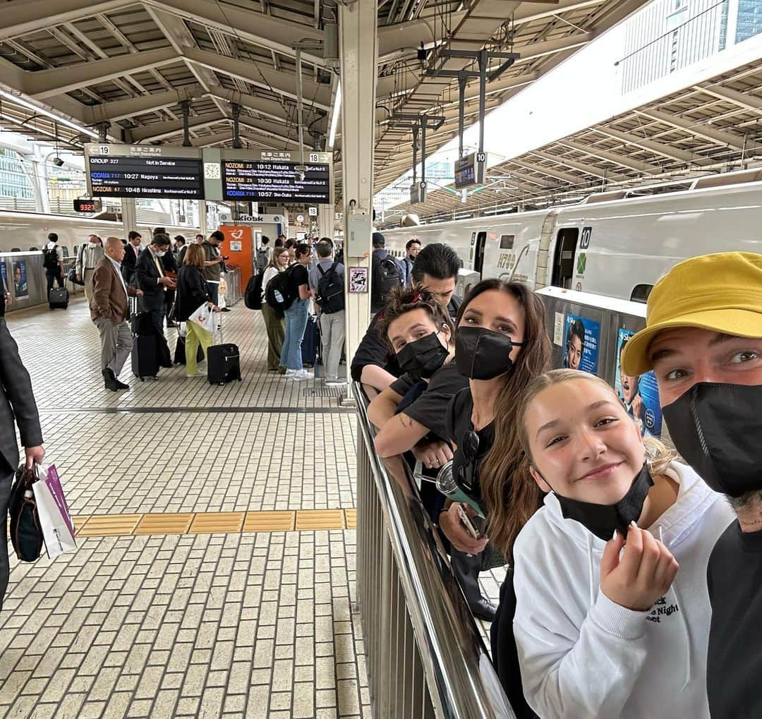 デビッド・ベッカムさんのインスタグラム写真 - (デビッド・ベッカムInstagram)「After so long it was so nice to be back in Japan with the family learning about the culture & of course enjoying all the amazing food 🇯🇵 @victoriabeckham @cruzbeckham #HarperSeven 🇯🇵❤️🤍」6月11日 18時17分 - davidbeckham